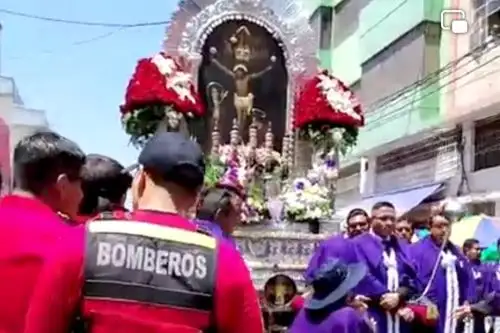 Las andas del Señor de los Milagros recorrieron las principales calles de la ciudad e Chiclayo, en la región Lambayeque. Foto: Cortesía Silvia Depaz