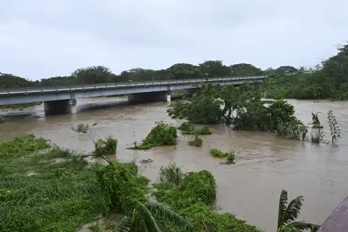 El río Cobre se desborda cerca de St. Catherine, Jamaica. Vientos feroces y lluvias torrenciales azotaron Jamaica el martes cuando el huracán Melissa tocó tierra, la peor tormenta que jamás haya azotado la nación insular y uno de los huracanes más poderosos registrados. Foto: AFP