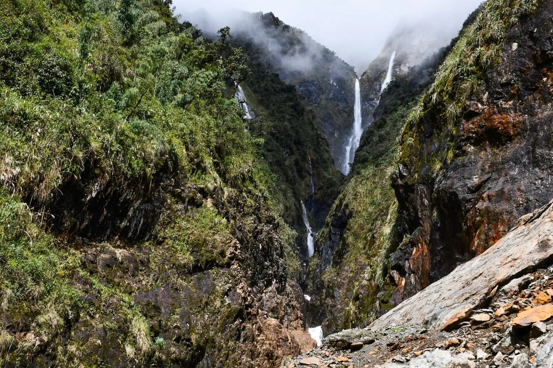 La vía de herradura, de aproximadamente 13 kilómetros, ofrece una experiencia única de trekking entre vegetación, cascadas y vistas panorámicas del cañón del Apurímac. Foto: Difusión La vía de herradura, de aproximadamente 13 kilómetros, ofrece una experiencia única de trekking entre vegetación, cascadas y vistas panorámicas del cañón del Apurímac. Foto: Difusión