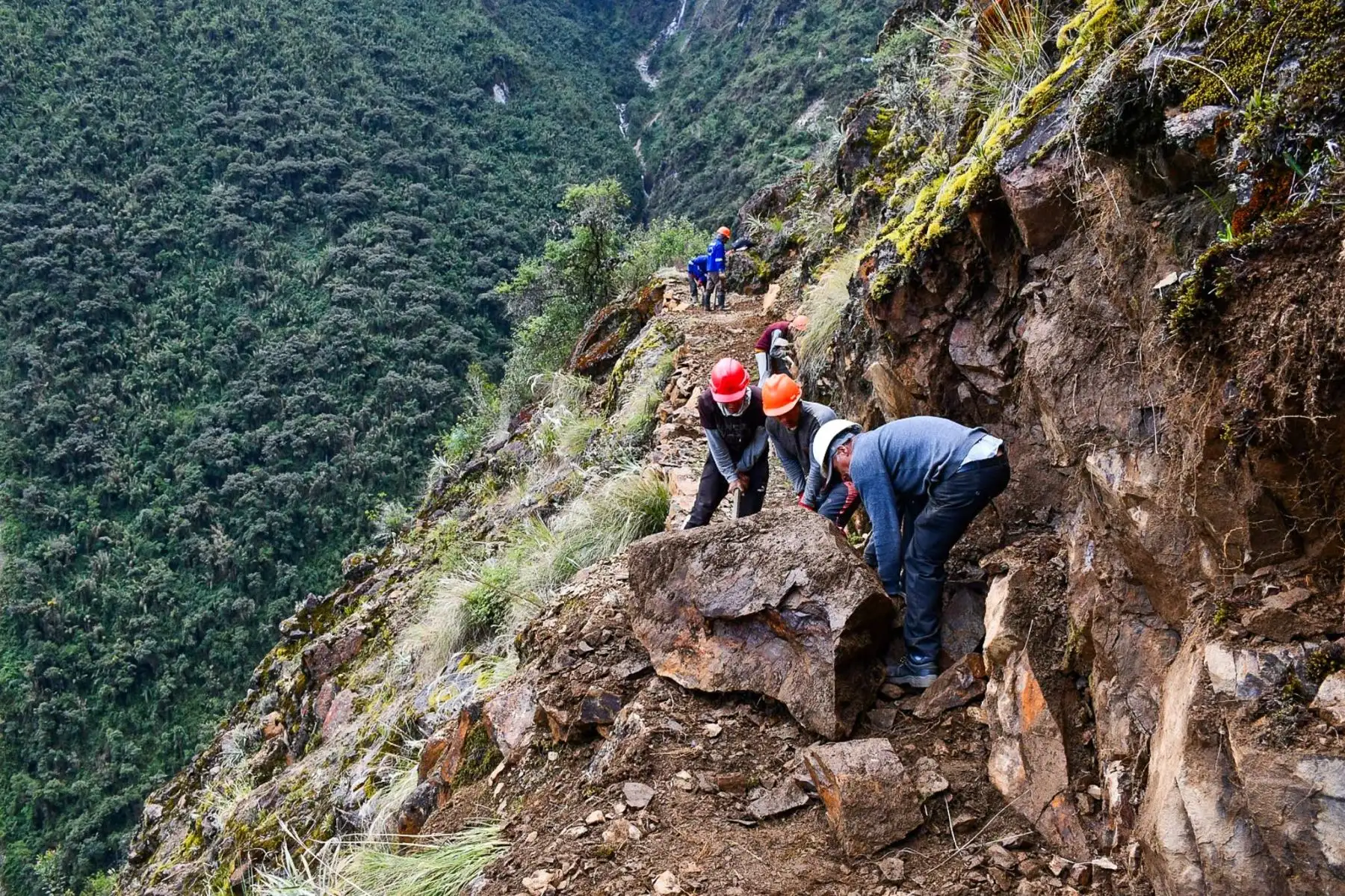 Los trabajos incluyen muros de contención, señalización, revegetalización con especies nativas y la construcción de siete paradores turísticos, con un avance físico del 71.43 %. Foto: Difusión Los trabajos incluyen muros de contención, señalización, revegetalización con especies nativas y la construcción de siete paradores turísticos, con un avance físico del 71.43 %. Foto: Difusión