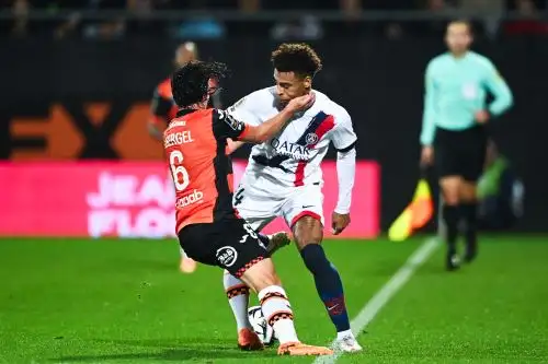 El centrocampista francesa del Paris Saint-Germain, número 14, Desire Doue (derecha), y el centrocampista francés del Lorient, número 06, Laurent Abergel, disputan el balón durante el partido de la Ligue 1 francesa entre el FC Lorient y el Paris Saint-Germain (PSG) en el Stade du Moustoir de Lorient. Foto: AFP
