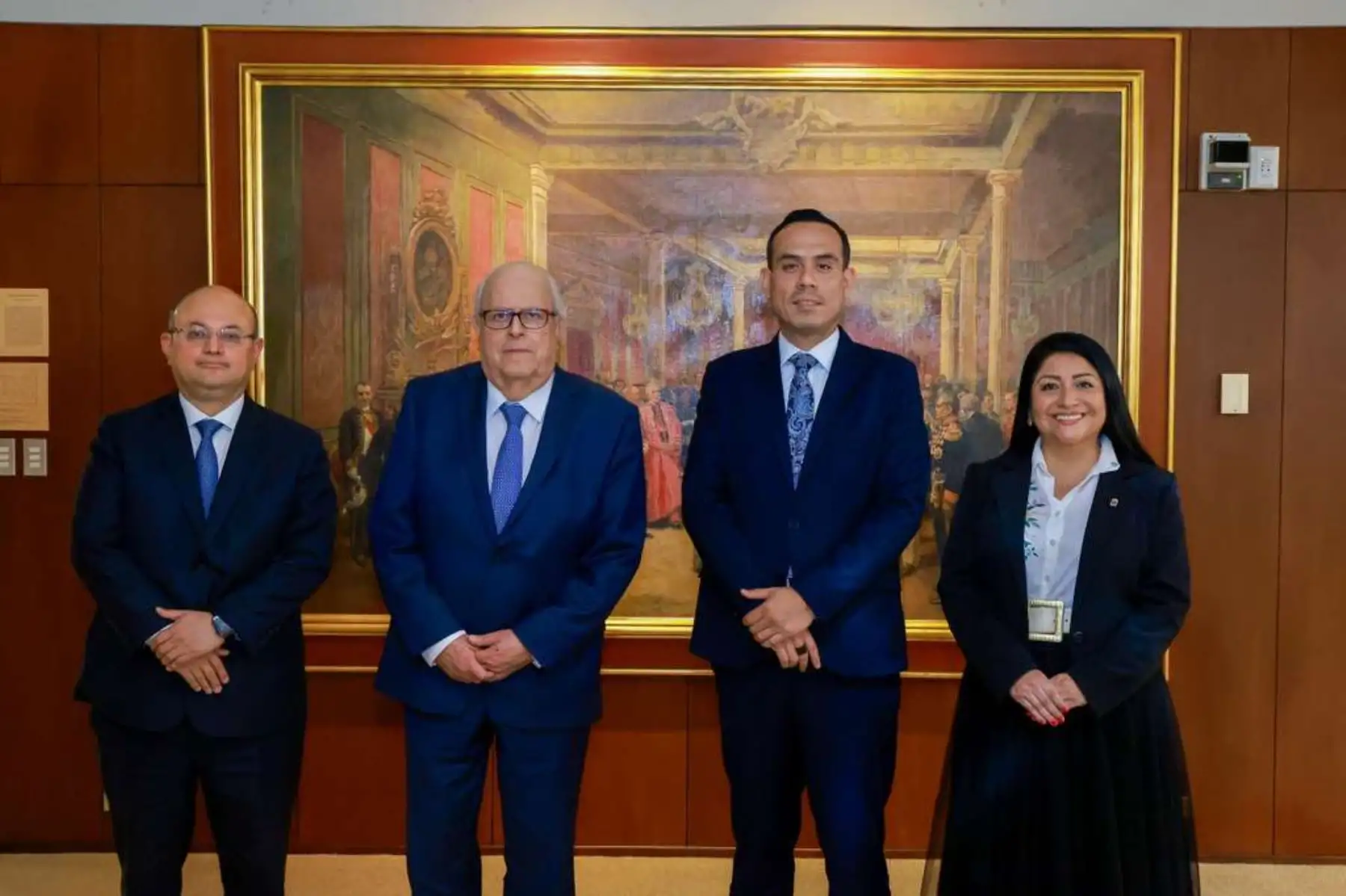El presidente de la república, José Jerí Oré, junto con la ministra de Economía y Finanzas, Denisse Miralles, sostuvo una reunión de trabajo con el presidente del Banco Central de Reserva, Julio Velarde, para reafirmar el compromiso del Gobierno con la estabilidad económica, la responsabilidad fiscal y la confianza en el país.
 Foto: ANDINA/Prensa Presidencia El presidente de la república, José Jerí Oré, junto con la ministra de Economía y Finanzas, Denisse Miralles, sostuvo una reunión de trabajo con el presidente del Banco Central de Reserva, Julio Velarde, para reafirmar el compromiso del Gobierno con la estabilidad económica, la responsabilidad fiscal y la confianza en el país.
 Foto: ANDINA/Prensa Presidencia