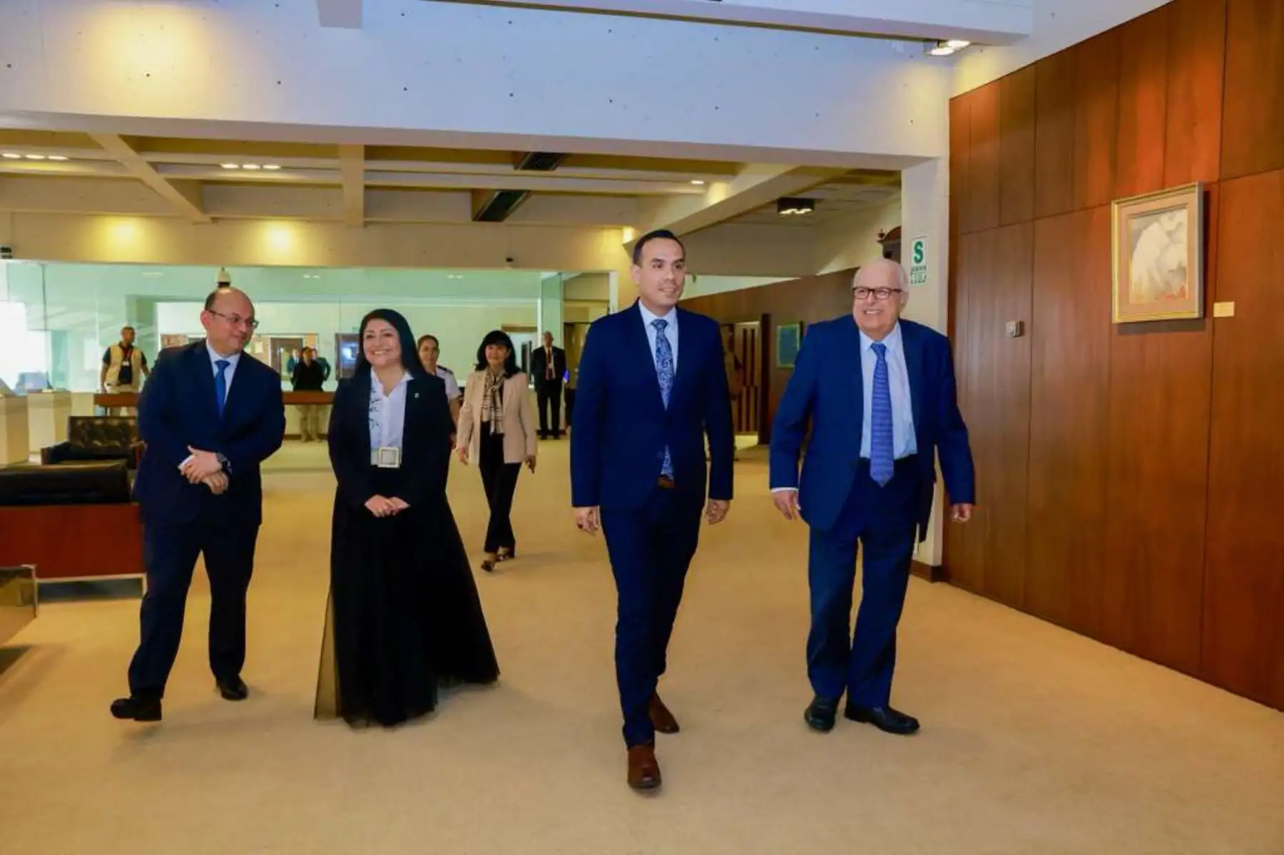 El presidente de la república, José Jerí Oré, junto con la ministra de Economía y Finanzas, Denisse Miralles, sostuvo una reunión de trabajo con el presidente del Banco Central de Reserva, Julio Velarde, para reafirmar el compromiso del Gobierno con la estabilidad económica, la responsabilidad fiscal y la confianza en el país.
 Foto: ANDINA/Prensa Presidencia El presidente de la república, José Jerí Oré, junto con la ministra de Economía y Finanzas, Denisse Miralles, sostuvo una reunión de trabajo con el presidente del Banco Central de Reserva, Julio Velarde, para reafirmar el compromiso del Gobierno con la estabilidad económica, la responsabilidad fiscal y la confianza en el país.
 Foto: ANDINA/Prensa Presidencia