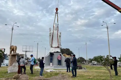La escultura del papa León XIV ha sido elaborada en fibra de vidrio y recubierta con resina de alta resistencia. Foto: Cortesía Silvia Depaz