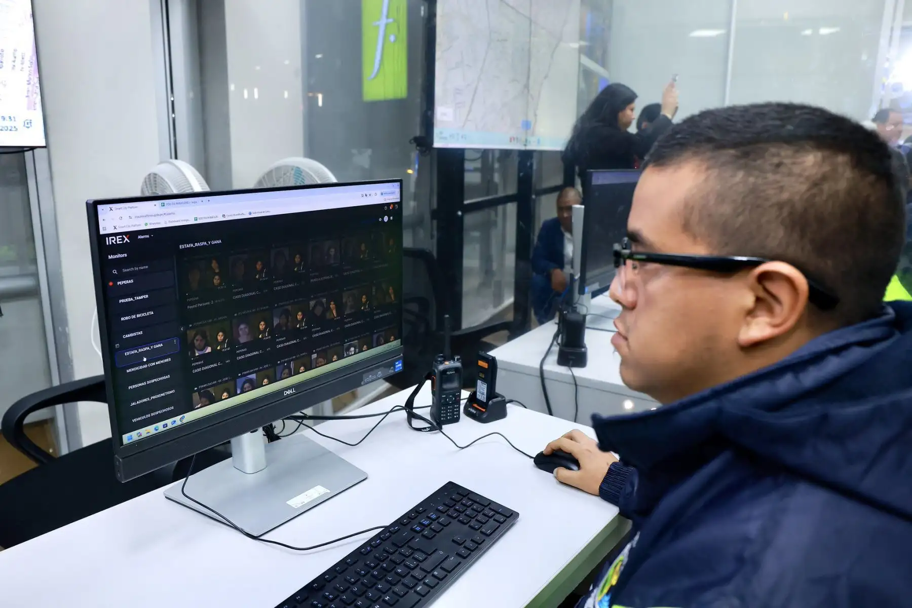 ¡La inteligencia artificial en la lucha contra la criminalidad! 
El presidente de la República, José Jerí Oré, junto al ministro del Interior, Vicente Tiburcio, visitó la central de monitoreo y videovigilancia de la Municipalidad de Miraflores donde supervisó el trabajo que realiza este distrito contra la criminalidad.
El mandatario destacó la implementación del software de inteligencia artificial que la comuna utiliza para fortalecer la lucha contra la inseguridad. Foto: ANDINA/Prensa Presidencia ¡La inteligencia artificial en la lucha contra la criminalidad! 
El presidente de la República, José Jerí Oré, junto al ministro del Interior, Vicente Tiburcio, visitó la central de monitoreo y videovigilancia de la Municipalidad de Miraflores donde supervisó el trabajo que realiza este distrito contra la criminalidad.
El mandatario destacó la implementación del software de inteligencia artificial que la comuna utiliza para fortalecer la lucha contra la inseguridad. Foto: ANDINA/Prensa Presidencia