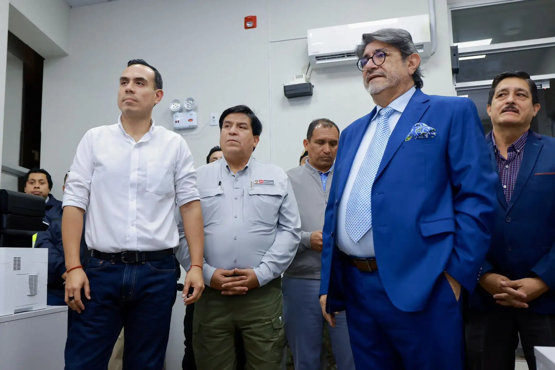 ¡La inteligencia artificial en la lucha contra la criminalidad! 
El presidente de la República, José Jerí Oré, junto al ministro del Interior, Vicente Tiburcio, visitó la central de monitoreo y videovigilancia de la Municipalidad de Miraflores donde supervisó el trabajo que realiza este distrito contra la criminalidad.
El mandatario destacó la implementación del software de inteligencia artificial que la comuna utiliza para fortalecer la lucha contra la inseguridad. Foto: ANDINA/Prensa Presidencia ¡La inteligencia artificial en la lucha contra la criminalidad! 
El presidente de la República, José Jerí Oré, junto al ministro del Interior, Vicente Tiburcio, visitó la central de monitoreo y videovigilancia de la Municipalidad de Miraflores donde supervisó el trabajo que realiza este distrito contra la criminalidad.
El mandatario destacó la implementación del software de inteligencia artificial que la comuna utiliza para fortalecer la lucha contra la inseguridad. Foto: ANDINA/Prensa Presidencia