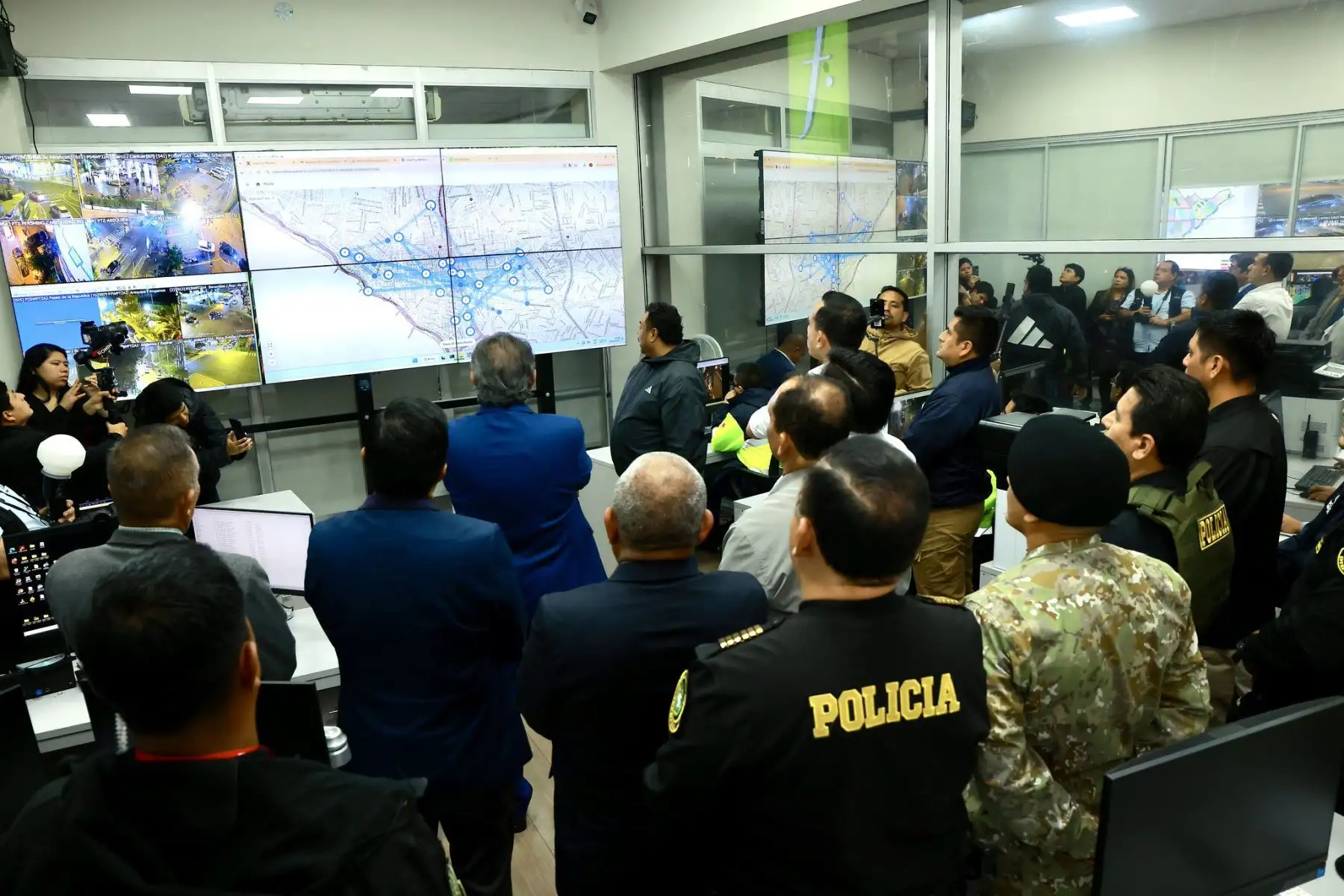 ¡La inteligencia artificial en la lucha contra la criminalidad! 
El presidente de la República, José Jerí Oré, junto al ministro del Interior, Vicente Tiburcio, visitó la central de monitoreo y videovigilancia de la Municipalidad de Miraflores donde supervisó el trabajo que realiza este distrito contra la criminalidad.
El mandatario destacó la implementación del software de inteligencia artificial que la comuna utiliza para fortalecer la lucha contra la inseguridad. Foto: ANDINA/Prensa Presidencia ¡La inteligencia artificial en la lucha contra la criminalidad! 
El presidente de la República, José Jerí Oré, junto al ministro del Interior, Vicente Tiburcio, visitó la central de monitoreo y videovigilancia de la Municipalidad de Miraflores donde supervisó el trabajo que realiza este distrito contra la criminalidad.
El mandatario destacó la implementación del software de inteligencia artificial que la comuna utiliza para fortalecer la lucha contra la inseguridad. Foto: ANDINA/Prensa Presidencia