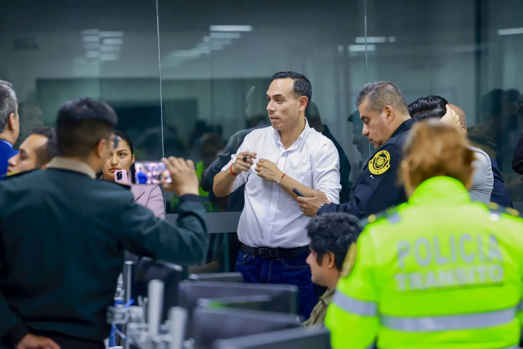 ¡La inteligencia artificial en la lucha contra la criminalidad! 
El presidente de la República, José Jerí Oré, junto al ministro del Interior, Vicente Tiburcio, visitó la central de monitoreo y videovigilancia de la Municipalidad de Miraflores donde supervisó el trabajo que realiza este distrito contra la criminalidad.
El mandatario destacó la implementación del software de inteligencia artificial que la comuna utiliza para fortalecer la lucha contra la inseguridad. Foto: ANDINA/Prensa Presidencia ¡La inteligencia artificial en la lucha contra la criminalidad! 
El presidente de la República, José Jerí Oré, junto al ministro del Interior, Vicente Tiburcio, visitó la central de monitoreo y videovigilancia de la Municipalidad de Miraflores donde supervisó el trabajo que realiza este distrito contra la criminalidad.
El mandatario destacó la implementación del software de inteligencia artificial que la comuna utiliza para fortalecer la lucha contra la inseguridad. Foto: ANDINA/Prensa Presidencia