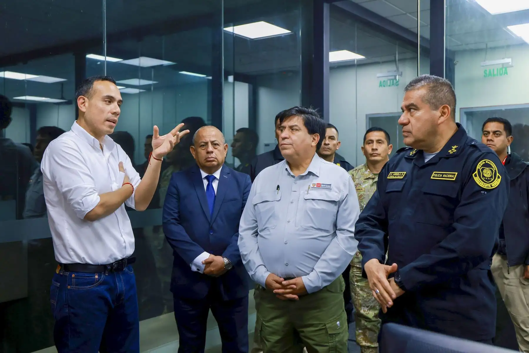 ¡La inteligencia artificial en la lucha contra la criminalidad! 
El presidente de la República, José Jerí Oré, junto al ministro del Interior, Vicente Tiburcio, visitó la central de monitoreo y videovigilancia de la Municipalidad de Miraflores donde supervisó el trabajo que realiza este distrito contra la criminalidad.
El mandatario destacó la implementación del software de inteligencia artificial que la comuna utiliza para fortalecer la lucha contra la inseguridad. Foto: ANDINA/Prensa Presidencia ¡La inteligencia artificial en la lucha contra la criminalidad! 
El presidente de la República, José Jerí Oré, junto al ministro del Interior, Vicente Tiburcio, visitó la central de monitoreo y videovigilancia de la Municipalidad de Miraflores donde supervisó el trabajo que realiza este distrito contra la criminalidad.
El mandatario destacó la implementación del software de inteligencia artificial que la comuna utiliza para fortalecer la lucha contra la inseguridad. Foto: ANDINA/Prensa Presidencia