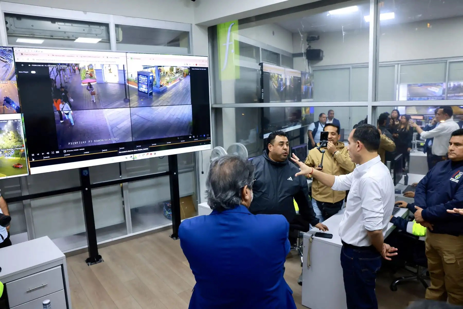 ¡La inteligencia artificial en la lucha contra la criminalidad! 
El presidente de la República, José Jerí Oré, junto al ministro del Interior, Vicente Tiburcio, visitó la central de monitoreo y videovigilancia de la Municipalidad de Miraflores donde supervisó el trabajo que realiza este distrito contra la criminalidad.
El mandatario destacó la implementación del software de inteligencia artificial que la comuna utiliza para fortalecer la lucha contra la inseguridad. Foto: ANDINA/Prensa Presidencia ¡La inteligencia artificial en la lucha contra la criminalidad! 
El presidente de la República, José Jerí Oré, junto al ministro del Interior, Vicente Tiburcio, visitó la central de monitoreo y videovigilancia de la Municipalidad de Miraflores donde supervisó el trabajo que realiza este distrito contra la criminalidad.
El mandatario destacó la implementación del software de inteligencia artificial que la comuna utiliza para fortalecer la lucha contra la inseguridad. Foto: ANDINA/Prensa Presidencia