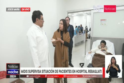 Titular del Midis durante recorrido en el Hospital Rebagliati. Foto: Captura TV