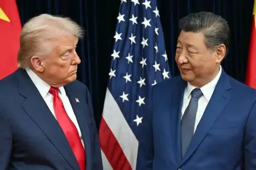 Xi y Trump iniciaron este jueves su reunión, la primera desde que el republicano regresó al poder, en busca de un acuerdo para resolver las disputas comerciales que enfrentan a las dos mayores economías del mundo. Foto: AFP
