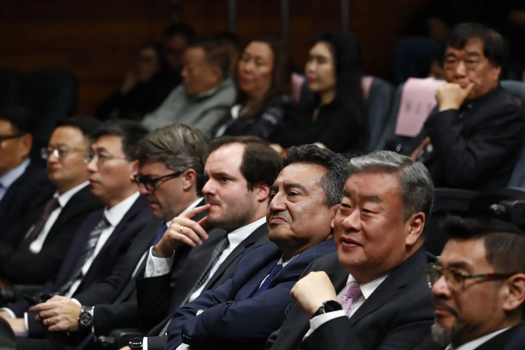 El director del Diario Oficial El Peruano, Félix Paz, y el embajador de China en el Perú, Song Yang, participaron en la premiación del concurso de fotografía "La cultura china en el Perú", desde el Centro Cultural Ccori Wasi en Miraflores. Foto: ANDINA/Daniel Bracamonte El director del Diario Oficial El Peruano, Félix Paz, y el embajador de China en el Perú, Song Yang, participaron en la premiación del concurso de fotografía "La cultura china en el Perú", desde el Centro Cultural Ccori Wasi en Miraflores. Foto: ANDINA/Daniel Bracamonte