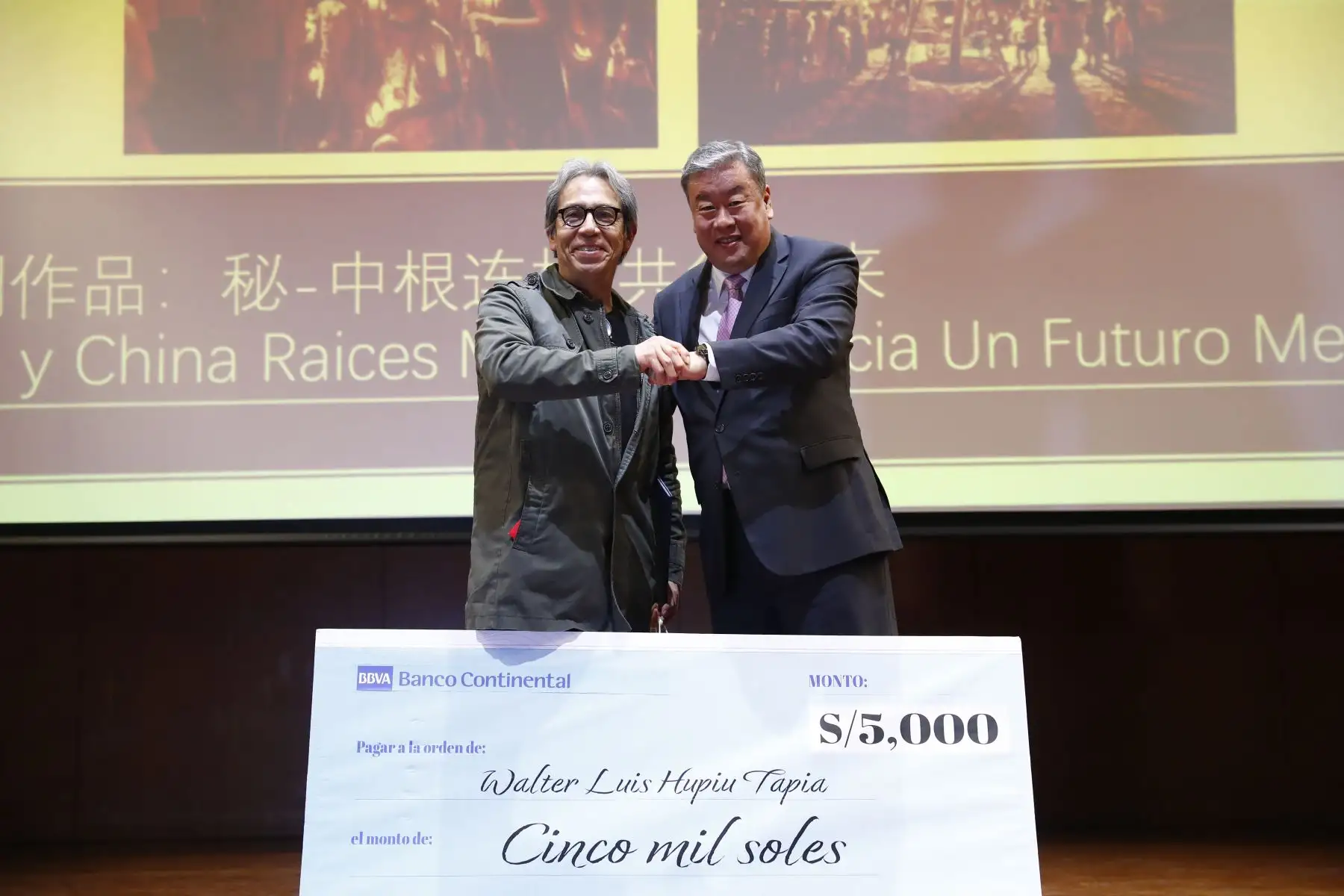 El reportero gráfico Walter Hupiu obtuvo el primer puesto en el concurso de fotografía "La cultura china en el Perú", cuya premiación se realizó en el Centro Cultural Ccori Wasi de Miraflores. Foto: ANDINA/Daniel Bracamonte El reportero gráfico Walter Hupiu obtuvo el primer puesto en el concurso de fotografía "La cultura china en el Perú", cuya premiación se realizó en el Centro Cultural Ccori Wasi de Miraflores. Foto: ANDINA/Daniel Bracamonte