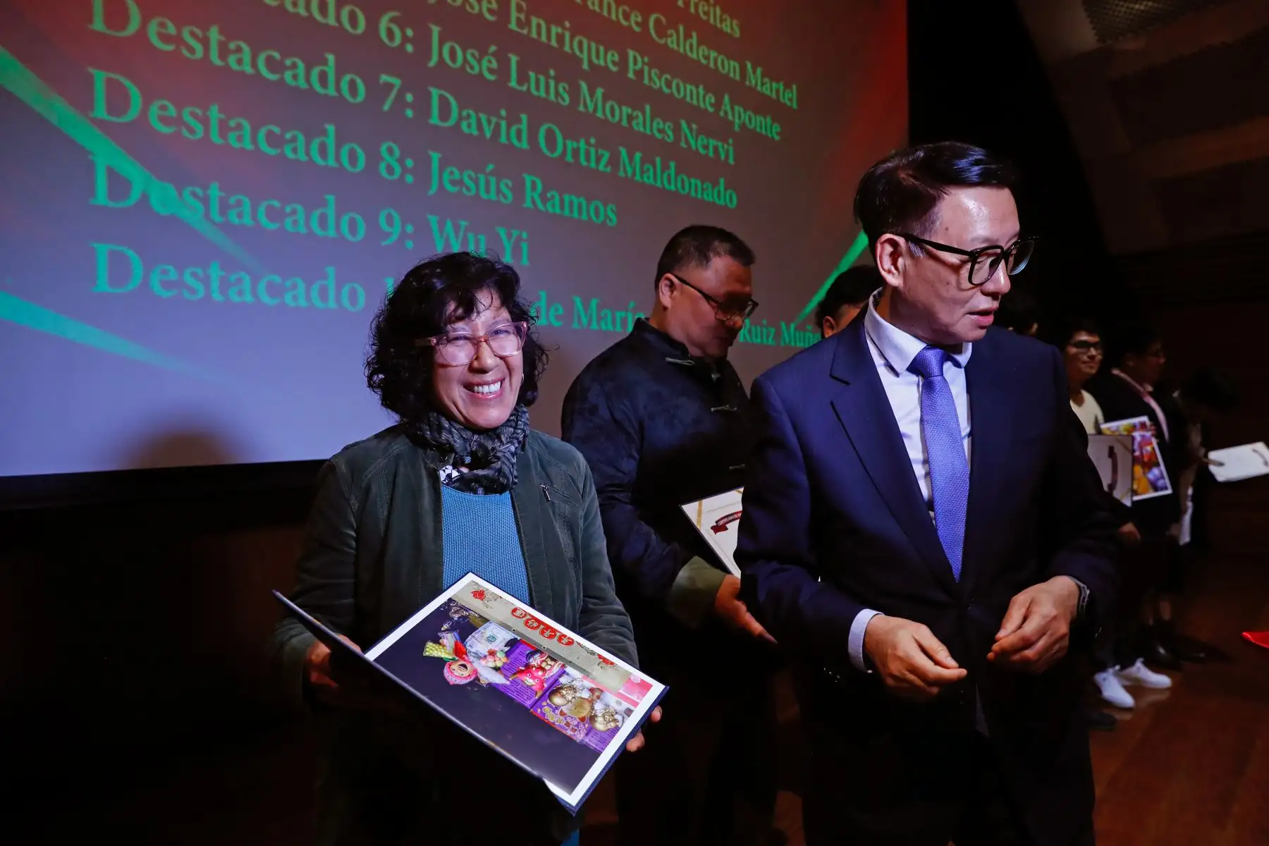 Diez reporteros gráficos de diversos medios de comunicación obtuvieron menciones honrosas en el concurso de fotografía "La cultura china en el Perú", cuya premiación se realizó en el Centro Cultural Ccori Wasi de Miraflores. Foto: ANDINA/Daniel Bracamonte Diez reporteros gráficos de diversos medios de comunicación obtuvieron menciones honrosas en el concurso de fotografía "La cultura china en el Perú", cuya premiación se realizó en el Centro Cultural Ccori Wasi de Miraflores. Foto: ANDINA/Daniel Bracamonte