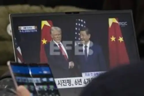 Xi y Trump iniciaron este jueves su reunión, la primera desde que el republicano regresó al poder, en busca de un acuerdo para resolver las disputas comerciales que enfrentan a las dos mayores economías del mundo. Foto: EFE