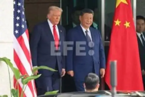 El presidente de EE. UU., Donald Trump, calificó de "increíble" la reunión que sostuvo con su homólogo de China, Xi Jinping, en Corea del Sur. Foto: EFE