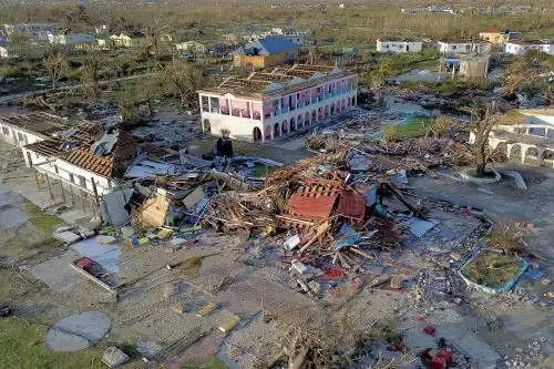 El huracán Melissa deja al menos 32 personas muertas a su paso por el Caribe, con 23 fallecidos en Haití, 4 en Jamaica, el mismo número en Panamá y 1 en República Dominicana, además de un rastro de destrucción, que golpeó también con dureza este miércoles a Cuba. Foto: AFP