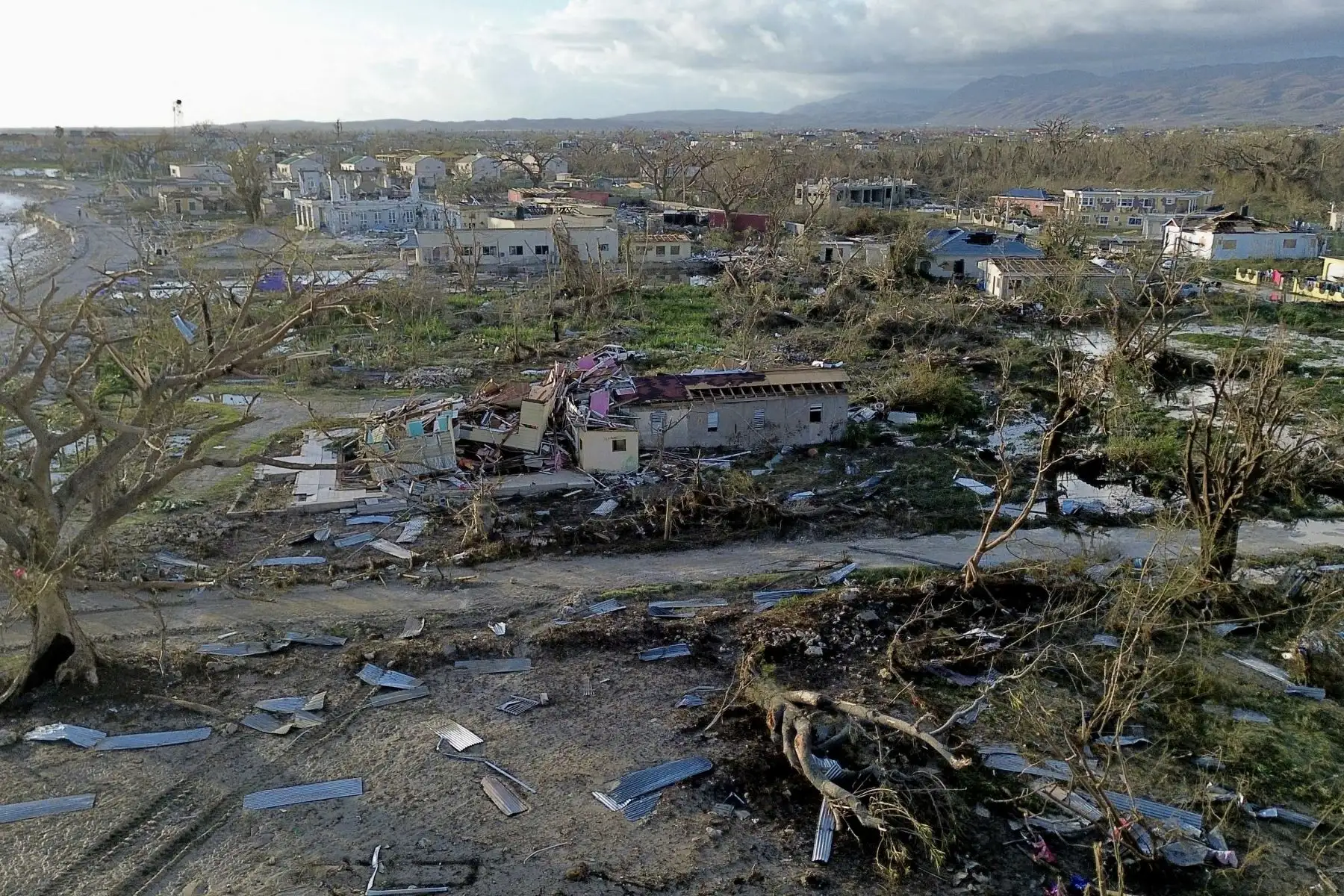 El huracán Melissa deja al menos 32 personas muertas a su paso por el Caribe, con veintitrés fallecidos en Haití, cuatro en Jamaica, el mismo número en Panamá y uno en República Dominicana, además de un rastro de destrucción, que golpeó también con dureza este miércoles a Cuba. Foto: AFP El huracán Melissa deja al menos 32 personas muertas a su paso por el Caribe, con veintitrés fallecidos en Haití, cuatro en Jamaica, el mismo número en Panamá y uno en República Dominicana, además de un rastro de destrucción, que golpeó también con dureza este miércoles a Cuba. Foto: AFP