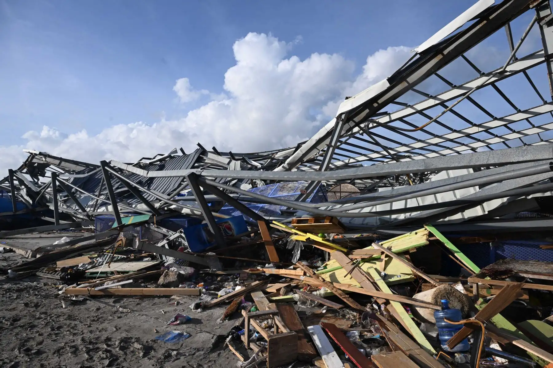 Hasta el momento, y a pesar de que no lo golpeó directamente, el país con más víctimas mortales por el paso de Melissa es Haití, donde se contabilizan al menos veintitrés muertes, entre ellas una veintena por la crecida de un río, mientras que otras diecisiete resultaron heridas y trece permanecen desaparecidas, al tiempo que continúan las lluvias torrenciales en varias regiones del país, que han dejado más de trece mil desplazados, según el más reciente balance oficial. Foto: AFP Hasta el momento, y a pesar de que no lo golpeó directamente, el país con más víctimas mortales por el paso de Melissa es Haití, donde se contabilizan al menos veintitrés muertes, entre ellas una veintena por la crecida de un río, mientras que otras diecisiete resultaron heridas y trece permanecen desaparecidas, al tiempo que continúan las lluvias torrenciales en varias regiones del país, que han dejado más de trece mil desplazados, según el más reciente balance oficial. Foto: AFP