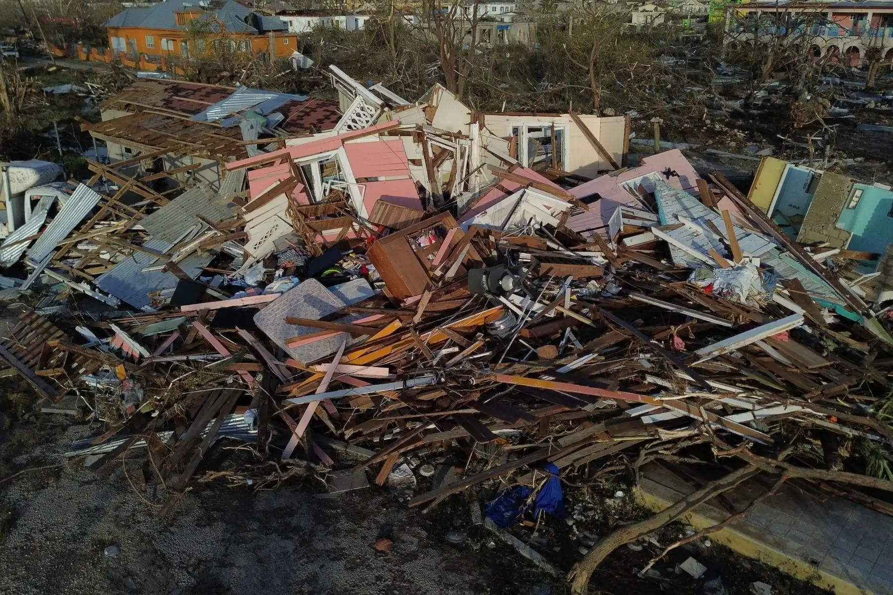 En Jamaica muchas familias se encuentran incomunicadas, por la falta de conexión telefónica y la gran cantidad de áreas anegadas, un día después de que el paso de Melissa provocara cuatro muertes, dejara a más de quinientas mil personas sin electricidad y miles más damnificadas. Foto: AFP En Jamaica muchas familias se encuentran incomunicadas, por la falta de conexión telefónica y la gran cantidad de áreas anegadas, un día después de que el paso de Melissa provocara cuatro muertes, dejara a más de quinientas mil personas sin electricidad y miles más damnificadas. Foto: AFP