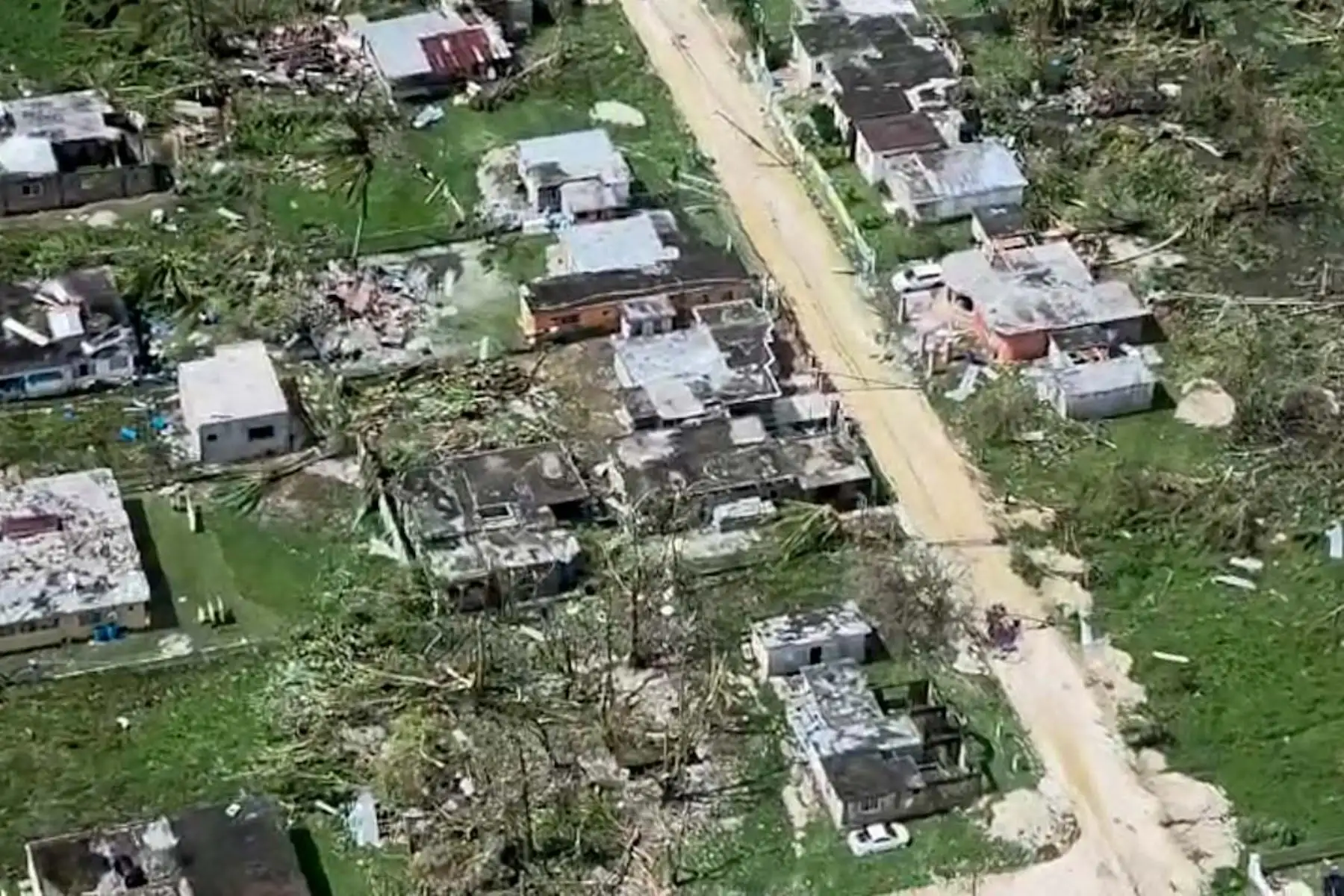Melissa, aunque sin golpearla directamente, también dejó un muerto en República Dominicana, donde más de un millón de personas quedaron sin agua potable por los efectos de las precipitaciones en decenas de acueductos, mientras que en Panamá los efectos indirectos del huracán dejaron al menos cuatro personas muertas, tres de ellas menores, y más de 1.100 más afectadas en distintas provincias afectadas por las intensas precipitaciones. Foto: AFP Melissa, aunque sin golpearla directamente, también dejó un muerto en República Dominicana, donde más de un millón de personas quedaron sin agua potable por los efectos de las precipitaciones en decenas de acueductos, mientras que en Panamá los efectos indirectos del huracán dejaron al menos cuatro personas muertas, tres de ellas menores, y más de 1.100 más afectadas en distintas provincias afectadas por las intensas precipitaciones. Foto: AFP