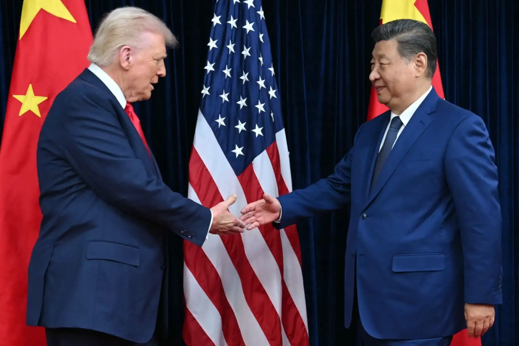 Estados Unidos y China anunciaron varios acuerdos este jueves tras el encuentro entre los presidentes Donald Trump y Xi Jinping en Corea del Sur, que suponen una cierta desescalada en la guerra comercial entre las potencias, con rebajas arancelarias, levantamiento de restricciones a exportaciones y el acercamiento en asuntos como Ucrania. Foto: AFP Estados Unidos y China anunciaron varios acuerdos este jueves tras el encuentro entre los presidentes Donald Trump y Xi Jinping en Corea del Sur, que suponen una cierta desescalada en la guerra comercial entre las potencias, con rebajas arancelarias, levantamiento de restricciones a exportaciones y el acercamiento en asuntos como Ucrania. Foto: AFP