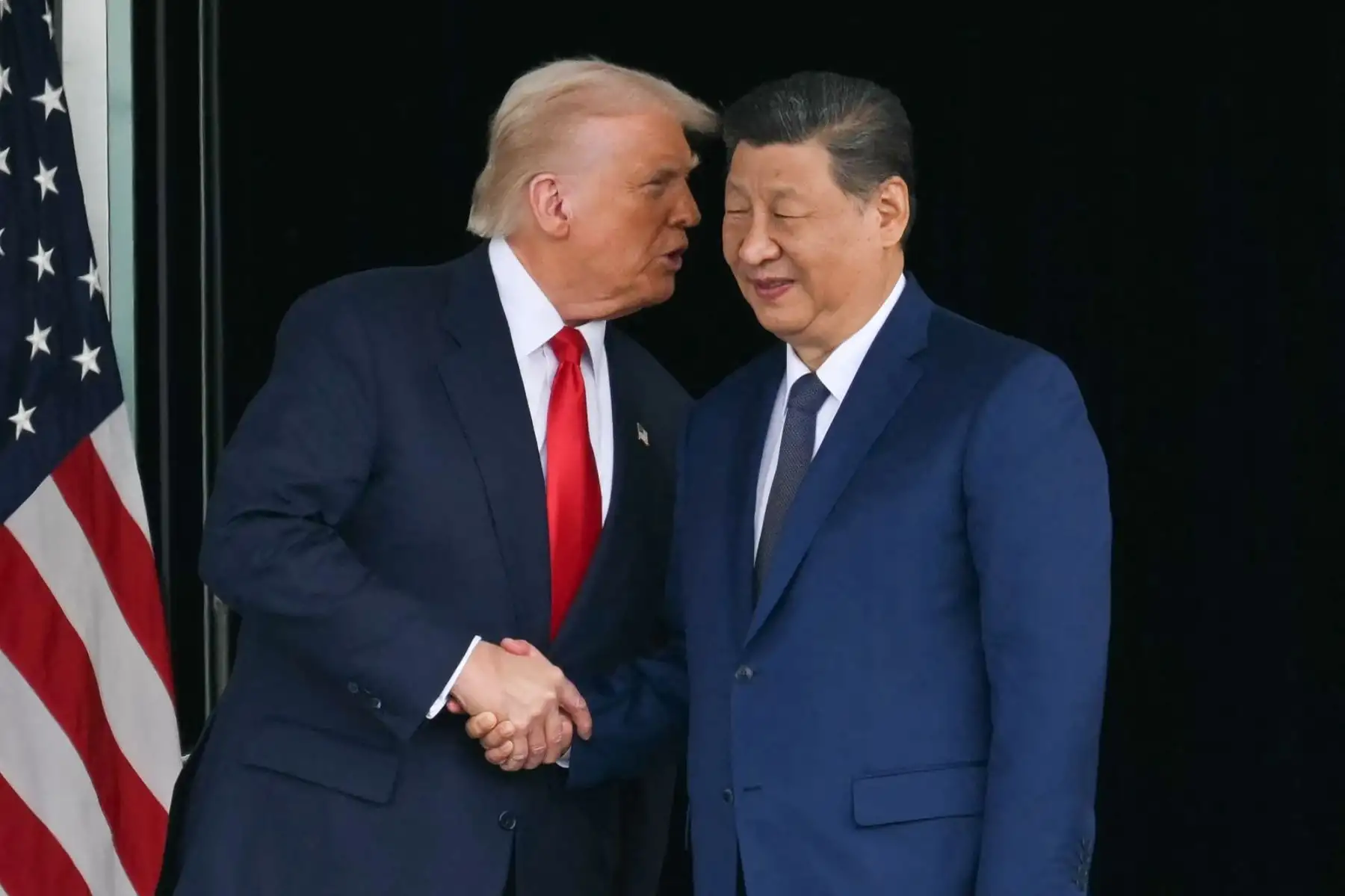 Estados Unidos y China anunciaron varios acuerdos este jueves tras el encuentro entre los presidentes Donald Trump y Xi Jinping en Corea del Sur, que suponen una cierta desescalada en la guerra comercial entre las potencias, con rebajas arancelarias, levantamiento de restricciones a exportaciones y el acercamiento en asuntos como Ucrania. Foto: AFP Estados Unidos y China anunciaron varios acuerdos este jueves tras el encuentro entre los presidentes Donald Trump y Xi Jinping en Corea del Sur, que suponen una cierta desescalada en la guerra comercial entre las potencias, con rebajas arancelarias, levantamiento de restricciones a exportaciones y el acercamiento en asuntos como Ucrania. Foto: AFP