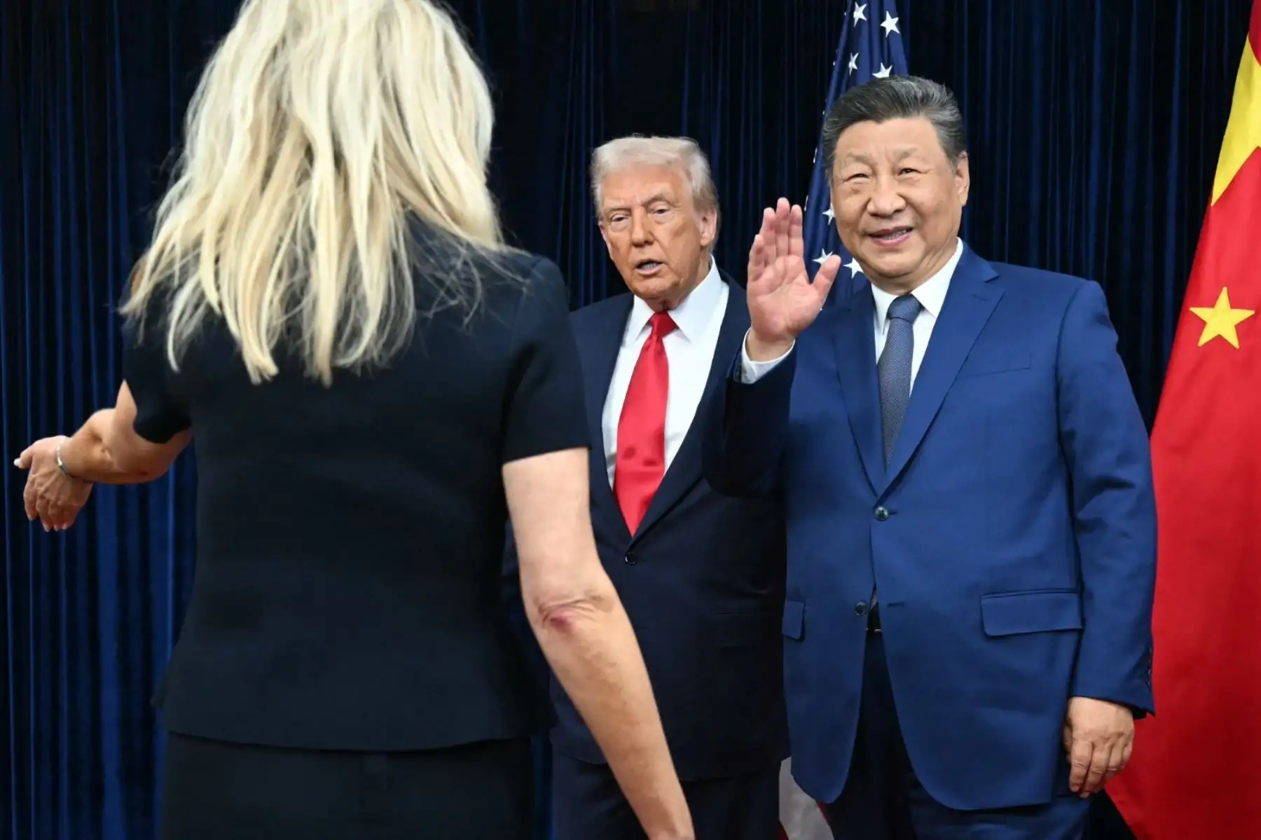 Estados Unidos y China anunciaron varios acuerdos este jueves tras el encuentro entre los presidentes Donald Trump y Xi Jinping en Corea del Sur, que suponen una cierta desescalada en la guerra comercial entre las potencias, con rebajas arancelarias, levantamiento de restricciones a exportaciones y el acercamiento en asuntos como Ucrania. Foto: AFP Estados Unidos y China anunciaron varios acuerdos este jueves tras el encuentro entre los presidentes Donald Trump y Xi Jinping en Corea del Sur, que suponen una cierta desescalada en la guerra comercial entre las potencias, con rebajas arancelarias, levantamiento de restricciones a exportaciones y el acercamiento en asuntos como Ucrania. Foto: AFP