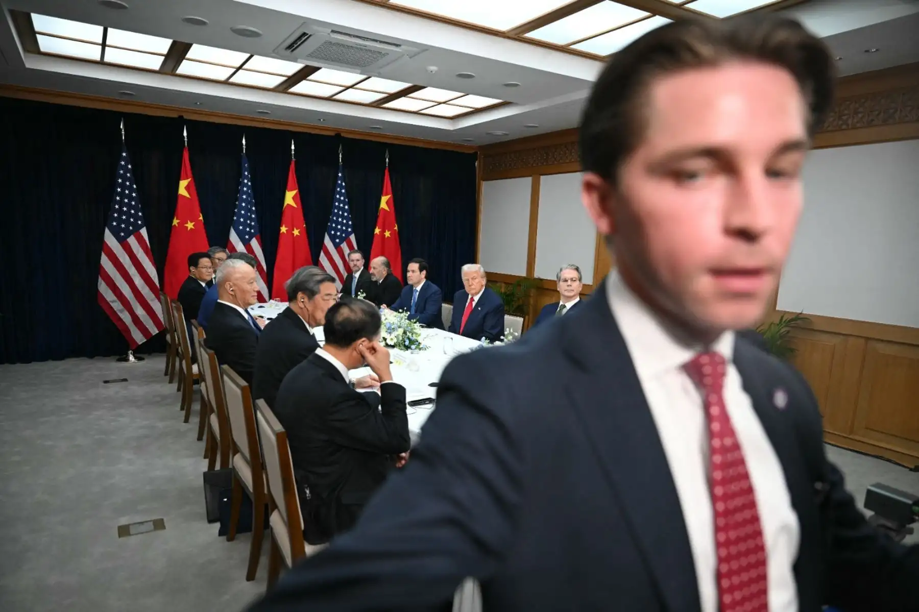 El primero en anunciar resultados fue Trump, quien informó de su decisión de reducir del 20 % al 10 % los aranceles impuestos a China en represalia por el tráfico de fentanilo -de cuyo origen culpa al gigante asiático- por la disposición a colaborar que aseguró haber mostrado Xi. Foto: AFP El primero en anunciar resultados fue Trump, quien informó de su decisión de reducir del 20 % al 10 % los aranceles impuestos a China en represalia por el tráfico de fentanilo -de cuyo origen culpa al gigante asiático- por la disposición a colaborar que aseguró haber mostrado Xi. Foto: AFP