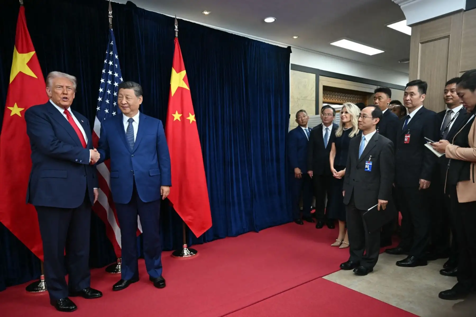 El primero en anunciar resultados fue Trump, quien informó de su decisión de reducir del 20 % al 10 % los aranceles impuestos a China en represalia por el tráfico de fentanilo -de cuyo origen culpa al gigante asiático- por la disposición a colaborar que aseguró haber mostrado Xi. Foto: AFP El primero en anunciar resultados fue Trump, quien informó de su decisión de reducir del 20 % al 10 % los aranceles impuestos a China en represalia por el tráfico de fentanilo -de cuyo origen culpa al gigante asiático- por la disposición a colaborar que aseguró haber mostrado Xi. Foto: AFP