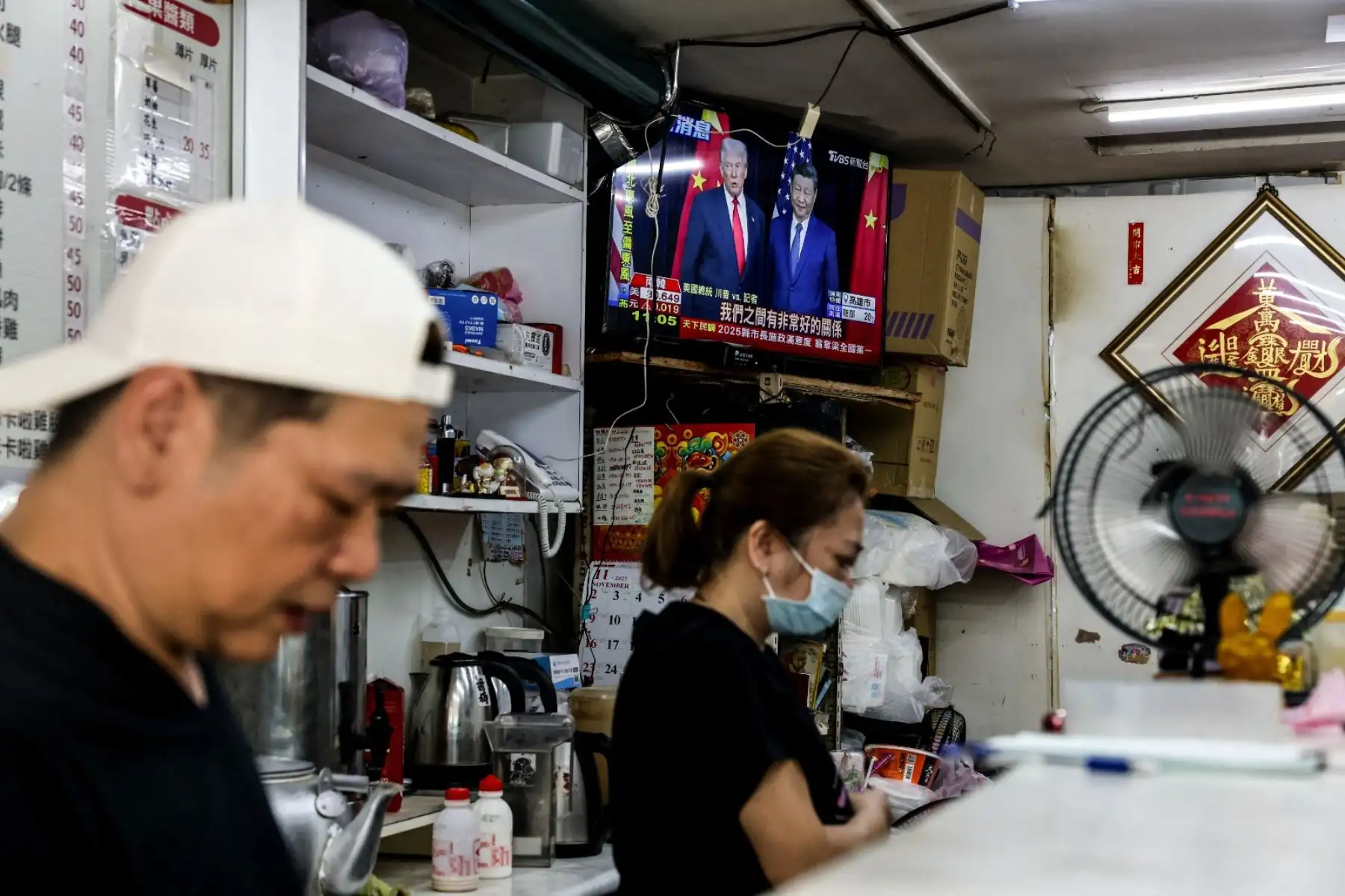 Un televisor en un restaurante de Taipéi muestra imágenes de la reunión entre el presidente estadounidense Donald Trump y el presidente chino Xi Jinping, realizada en Corea del Sur el 30 de octubre de 2025. Foto: AFP Un televisor en un restaurante de Taipéi muestra imágenes de la reunión entre el presidente estadounidense Donald Trump y el presidente chino Xi Jinping, realizada en Corea del Sur el 30 de octubre de 2025. Foto: AFP