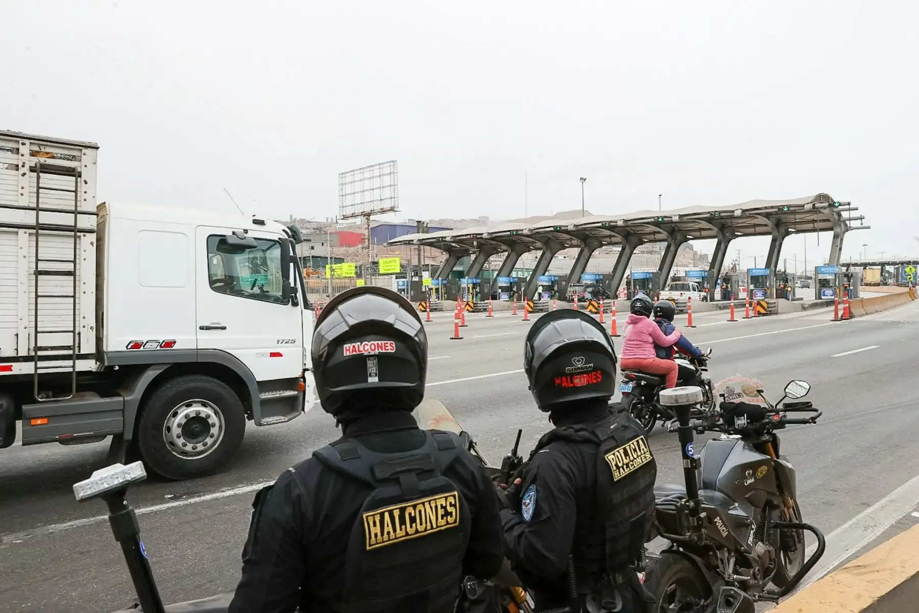 Se suspendió oficialmente el cobro en los peajes de Villa El Salvador y Punta Negra, administrados por la empresa Rutas de Lima, luego de que el Poder Judicial declarara fundado en parte el hábeas corpus presentado por la Municipalidad Distrital de Santa María del Mar.
Foto: ANDINA/Juan Carlos Guzmán Negrini Se suspendió oficialmente el cobro en los peajes de Villa El Salvador y Punta Negra, administrados por la empresa Rutas de Lima, luego de que el Poder Judicial declarara fundado en parte el hábeas corpus presentado por la Municipalidad Distrital de Santa María del Mar.
Foto: ANDINA/Juan Carlos Guzmán Negrini