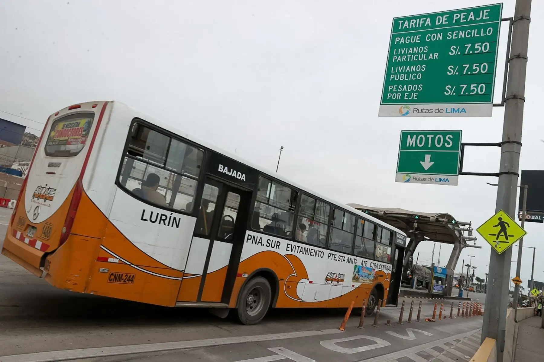 Se suspendió oficialmente el cobro en los peajes de Villa El Salvador y Punta Negra, administrados por la empresa Rutas de Lima, luego de que el Poder Judicial declarara fundado en parte el hábeas corpus presentado por la Municipalidad Distrital de Santa María del Mar.
Foto: ANDINA/Juan Carlos Guzmán Negrini Se suspendió oficialmente el cobro en los peajes de Villa El Salvador y Punta Negra, administrados por la empresa Rutas de Lima, luego de que el Poder Judicial declarara fundado en parte el hábeas corpus presentado por la Municipalidad Distrital de Santa María del Mar.
Foto: ANDINA/Juan Carlos Guzmán Negrini