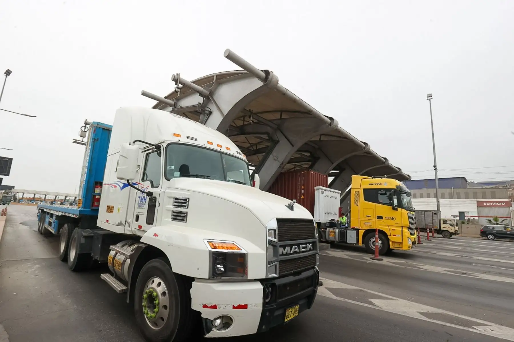 Se suspendió oficialmente el cobro en los peajes de Villa El Salvador y Punta Negra, administrados por la empresa Rutas de Lima, luego de que el Poder Judicial declarara fundado en parte el hábeas corpus presentado por la Municipalidad Distrital de Santa María del Mar.
Foto: ANDINA/Juan Carlos Guzmán Negrini Se suspendió oficialmente el cobro en los peajes de Villa El Salvador y Punta Negra, administrados por la empresa Rutas de Lima, luego de que el Poder Judicial declarara fundado en parte el hábeas corpus presentado por la Municipalidad Distrital de Santa María del Mar.
Foto: ANDINA/Juan Carlos Guzmán Negrini