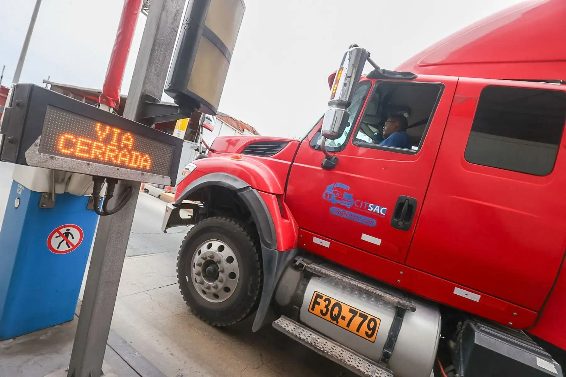 Se suspendió oficialmente el cobro en los peajes de Villa El Salvador y Punta Negra, administrados por la empresa Rutas de Lima, luego de que el Poder Judicial declarara fundado en parte el hábeas corpus presentado por la Municipalidad Distrital de Santa María del Mar.
Foto: ANDINA/Juan Carlos Guzmán Negrini Se suspendió oficialmente el cobro en los peajes de Villa El Salvador y Punta Negra, administrados por la empresa Rutas de Lima, luego de que el Poder Judicial declarara fundado en parte el hábeas corpus presentado por la Municipalidad Distrital de Santa María del Mar.
Foto: ANDINA/Juan Carlos Guzmán Negrini