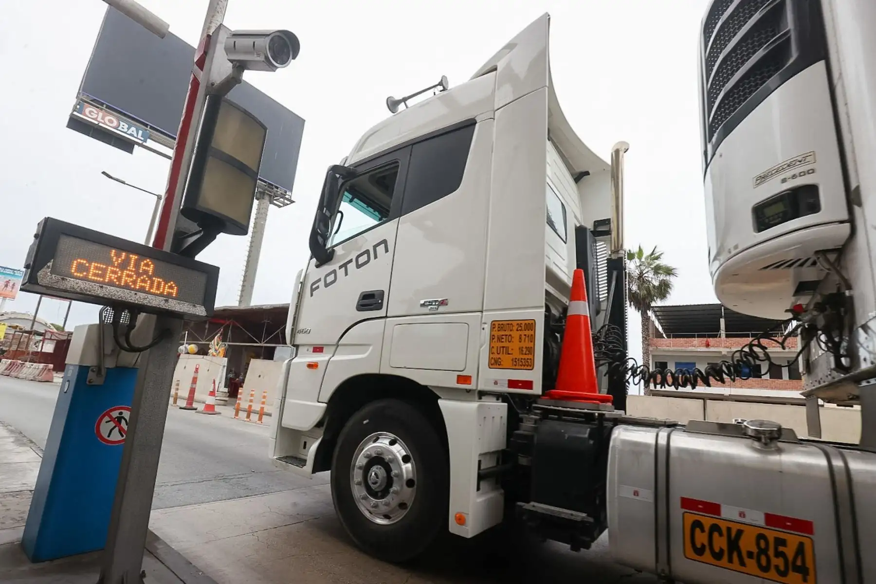 Se suspendió oficialmente el cobro en los peajes de Villa El Salvador y Punta Negra, administrados por la empresa Rutas de Lima, luego de que el Poder Judicial declarara fundado en parte el hábeas corpus presentado por la Municipalidad Distrital de Santa María del Mar.
Foto: ANDINA/Juan Carlos Guzmán Negrini Se suspendió oficialmente el cobro en los peajes de Villa El Salvador y Punta Negra, administrados por la empresa Rutas de Lima, luego de que el Poder Judicial declarara fundado en parte el hábeas corpus presentado por la Municipalidad Distrital de Santa María del Mar.
Foto: ANDINA/Juan Carlos Guzmán Negrini