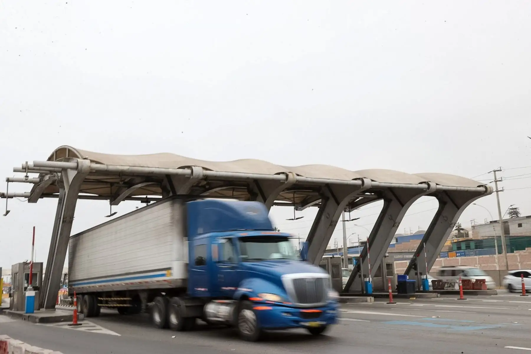 Se suspendió oficialmente el cobro en los peajes de Villa El Salvador y Punta Negra, administrados por la empresa Rutas de Lima, luego de que el Poder Judicial declarara fundado en parte el hábeas corpus presentado por la Municipalidad Distrital de Santa María del Mar.
Foto: ANDINA/Juan Carlos Guzmán Negrini Se suspendió oficialmente el cobro en los peajes de Villa El Salvador y Punta Negra, administrados por la empresa Rutas de Lima, luego de que el Poder Judicial declarara fundado en parte el hábeas corpus presentado por la Municipalidad Distrital de Santa María del Mar.
Foto: ANDINA/Juan Carlos Guzmán Negrini