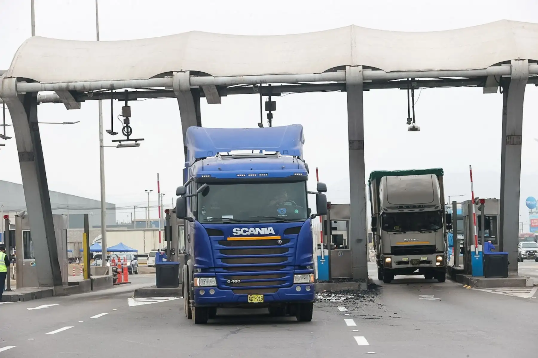 Se suspendió oficialmente el cobro en los peajes de Villa El Salvador y Punta Negra, administrados por la empresa Rutas de Lima, luego de que el Poder Judicial declarara fundado en parte el hábeas corpus presentado por la Municipalidad Distrital de Santa María del Mar.
Foto: ANDINA/Juan Carlos Guzmán Negrini Se suspendió oficialmente el cobro en los peajes de Villa El Salvador y Punta Negra, administrados por la empresa Rutas de Lima, luego de que el Poder Judicial declarara fundado en parte el hábeas corpus presentado por la Municipalidad Distrital de Santa María del Mar.
Foto: ANDINA/Juan Carlos Guzmán Negrini