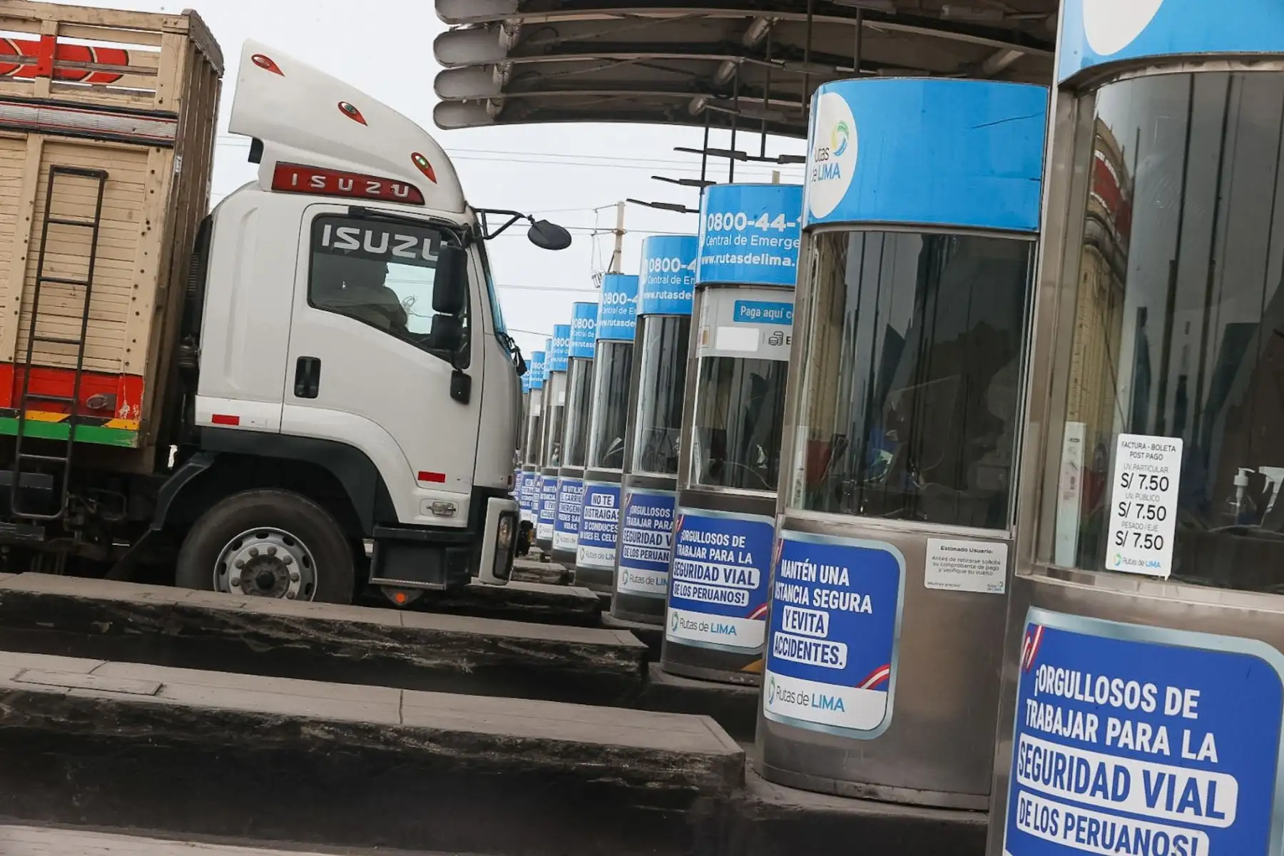 Se suspendió oficialmente el cobro en los peajes de Villa El Salvador y Punta Negra, administrados por la empresa Rutas de Lima, luego de que el Poder Judicial declarara fundado en parte el hábeas corpus presentado por la Municipalidad Distrital de Santa María del Mar.
Foto: ANDINA/Juan Carlos Guzmán Negrini Se suspendió oficialmente el cobro en los peajes de Villa El Salvador y Punta Negra, administrados por la empresa Rutas de Lima, luego de que el Poder Judicial declarara fundado en parte el hábeas corpus presentado por la Municipalidad Distrital de Santa María del Mar.
Foto: ANDINA/Juan Carlos Guzmán Negrini