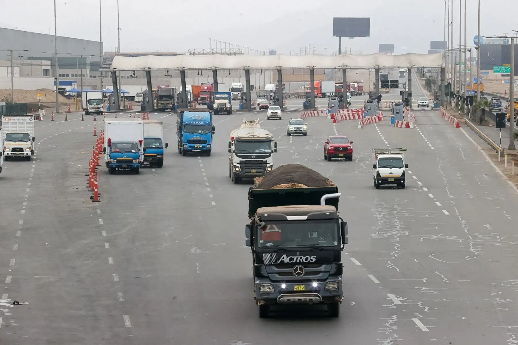 Se suspendió oficialmente el cobro en los peajes de Villa El Salvador y Punta Negra, administrados por la empresa Rutas de Lima, luego de que el Poder Judicial declarara fundado en parte el hábeas corpus presentado por la Municipalidad Distrital de Santa María del Mar.
Foto: ANDINA/Juan Carlos Guzmán Negrini Se suspendió oficialmente el cobro en los peajes de Villa El Salvador y Punta Negra, administrados por la empresa Rutas de Lima, luego de que el Poder Judicial declarara fundado en parte el hábeas corpus presentado por la Municipalidad Distrital de Santa María del Mar.
Foto: ANDINA/Juan Carlos Guzmán Negrini
