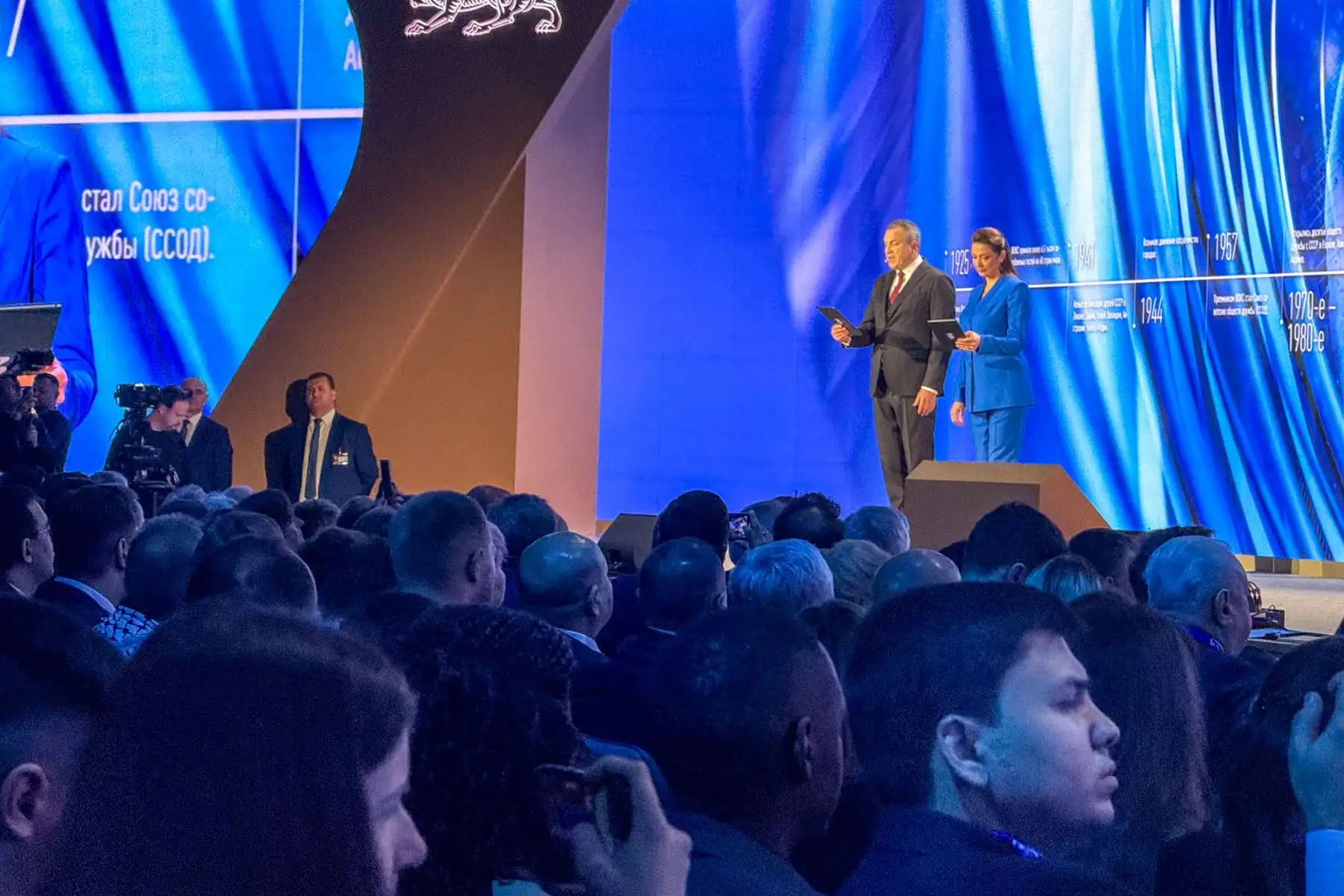 Rusia conmemoró los 100 años de su diplomacia pública con la cuarta edición del Honest View Media Award, organizado por Rossotrudnichestvo. El certamen reunió a más de cien periodistas de todo el mundo y recibió 821 postulaciones de 75 países. Entre los nominados destacó el peruano Luis Iparraguirre, autor de una crónica sobre el papel de la fotografía en la memoria histórica de la Segunda Guerra Mundial. Foto: ANDINA/Luis Iparraguirre Rusia conmemoró los 100 años de su diplomacia pública con la cuarta edición del Honest View Media Award, organizado por Rossotrudnichestvo. El certamen reunió a más de cien periodistas de todo el mundo y recibió 821 postulaciones de 75 países. Entre los nominados destacó el peruano Luis Iparraguirre, autor de una crónica sobre el papel de la fotografía en la memoria histórica de la Segunda Guerra Mundial. Foto: ANDINA/Luis Iparraguirre