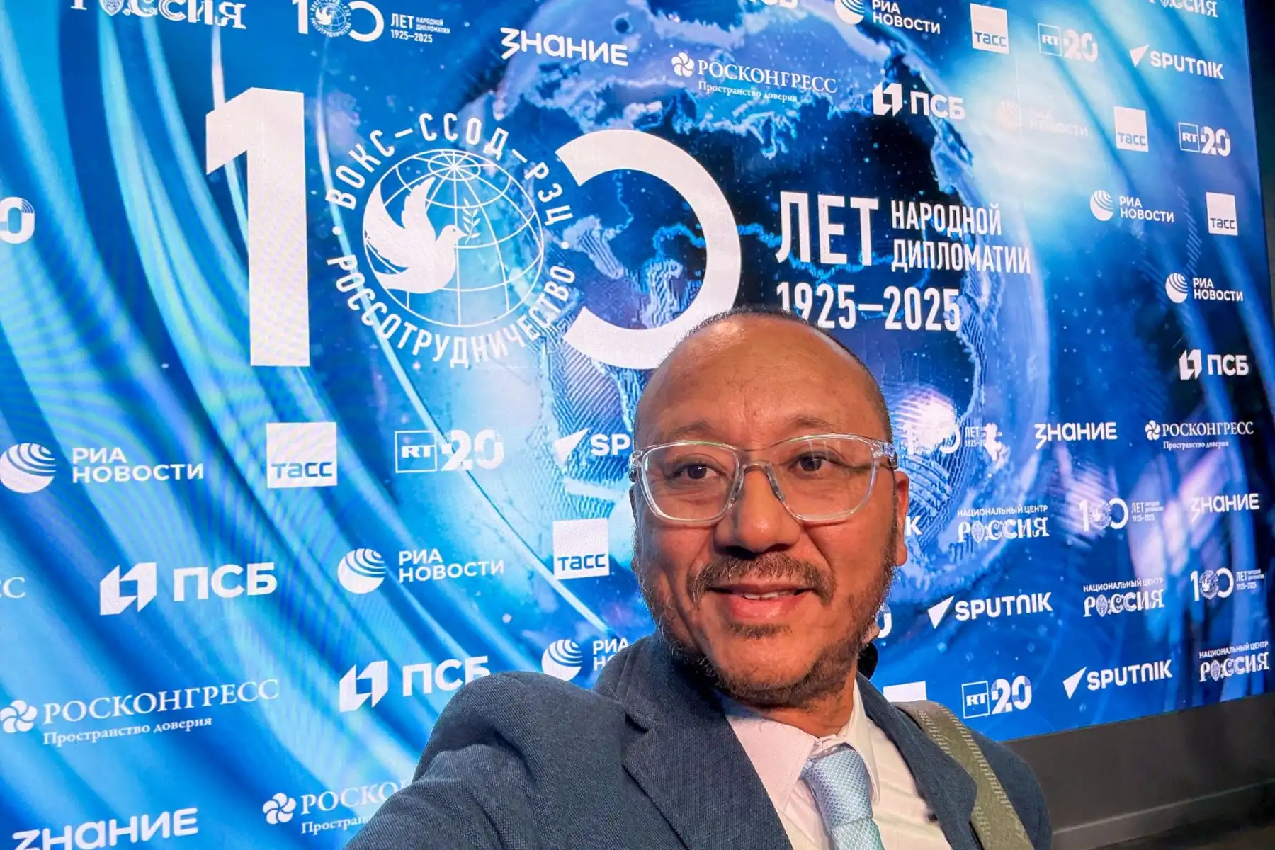 Rusia conmemoró los 100 años de su diplomacia pública con la cuarta edición del Honest View Media Award, organizado por Rossotrudnichestvo. El certamen reunió a más de cien periodistas de todo el mundo y recibió 821 postulaciones de 75 países. Entre los nominados destacó el peruano Luis Iparraguirre, autor de una crónica sobre el papel de la fotografía en la memoria histórica de la Segunda Guerra Mundial. Foto: ANDINA/Luis Iparraguirre Rusia conmemoró los 100 años de su diplomacia pública con la cuarta edición del Honest View Media Award, organizado por Rossotrudnichestvo. El certamen reunió a más de cien periodistas de todo el mundo y recibió 821 postulaciones de 75 países. Entre los nominados destacó el peruano Luis Iparraguirre, autor de una crónica sobre el papel de la fotografía en la memoria histórica de la Segunda Guerra Mundial. Foto: ANDINA/Luis Iparraguirre