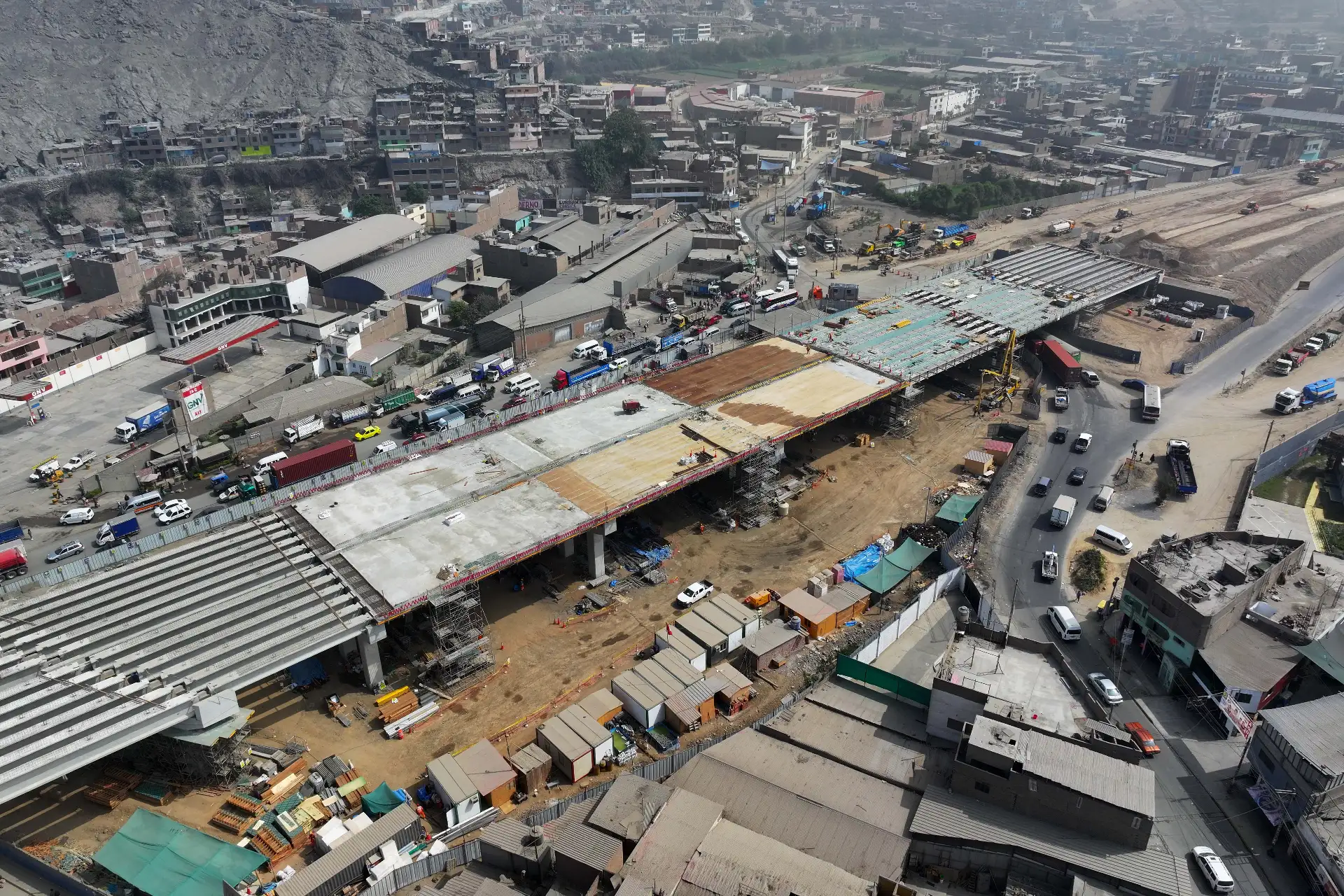 El bypass Las Torres, ubicado en el cruce de las avenidas Ramiro Prialé y Las Torres, que busca agilizar el tránsito de Lima a Lurigancho-Chosica, ya alcanzó el 75% de avance de obras, tras concluir la colocación de 53 pilares de concreto y dos estribos, según informó la Municipalidad de Lima. Foto: ANDINA/Daniel Bracamonte El bypass Las Torres, ubicado en el cruce de las avenidas Ramiro Prialé y Las Torres, que busca agilizar el tránsito de Lima a Lurigancho-Chosica, ya alcanzó el 75% de avance de obras, tras concluir la colocación de 53 pilares de concreto y dos estribos, según informó la Municipalidad de Lima. Foto: ANDINA/Daniel Bracamonte