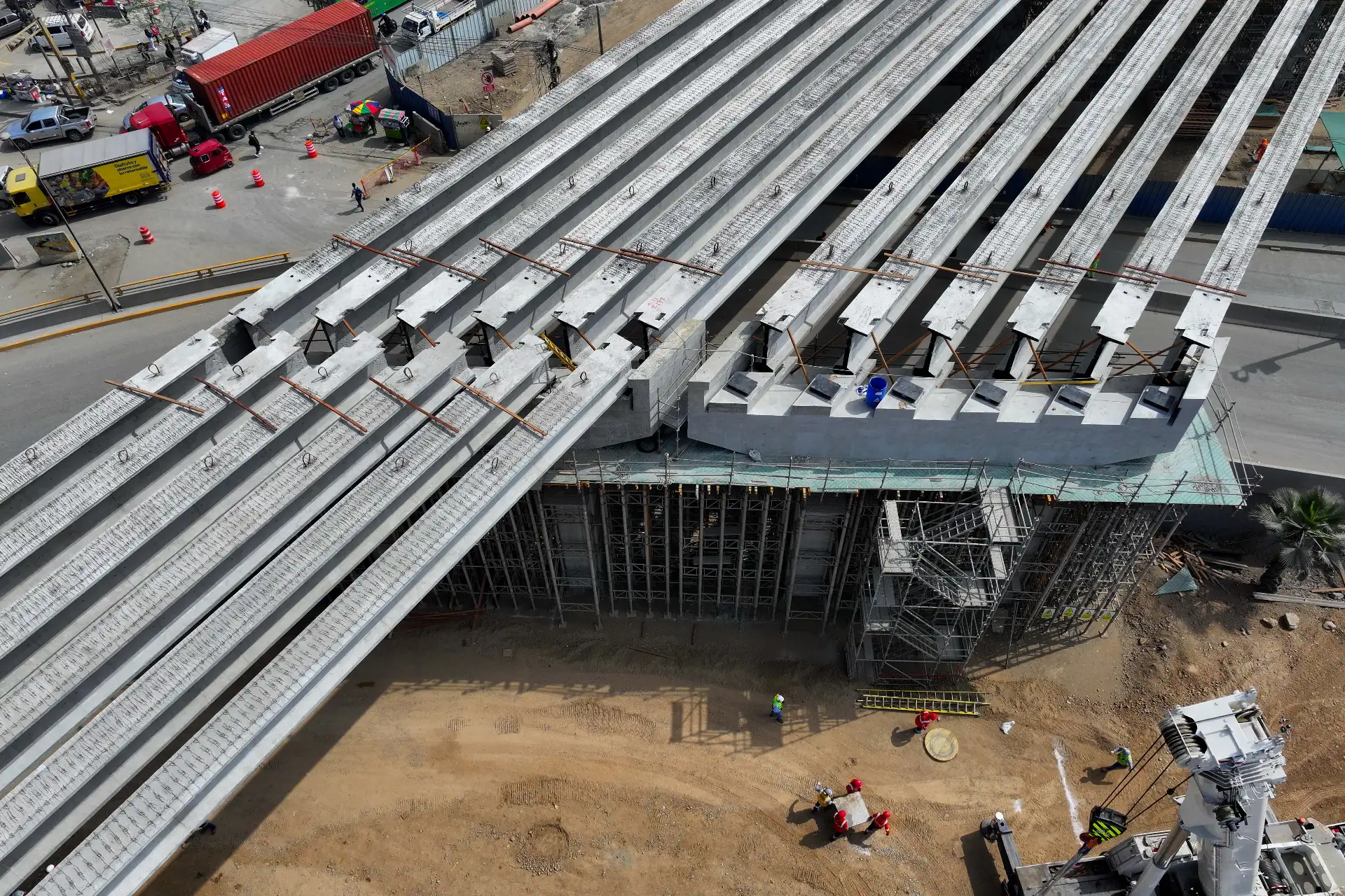 Actualmente se continúa con la instalación de 168 vigas longitudinales en el bypass Las Torres, estructura que dará forma al viaducto de 1.4 kilómetros con el cual se espera aliviar la congestión vehicular en los accesos a Huachipa, Carapongo, la autopista Ramiro Prialé y la Carretera Central. Foto: ANDINA/Daniel Bracamonte Actualmente se continúa con la instalación de 168 vigas longitudinales en el bypass Las Torres, estructura que dará forma al viaducto de 1.4 kilómetros con el cual se espera aliviar la congestión vehicular en los accesos a Huachipa, Carapongo, la autopista Ramiro Prialé y la Carretera Central. Foto: ANDINA/Daniel Bracamonte