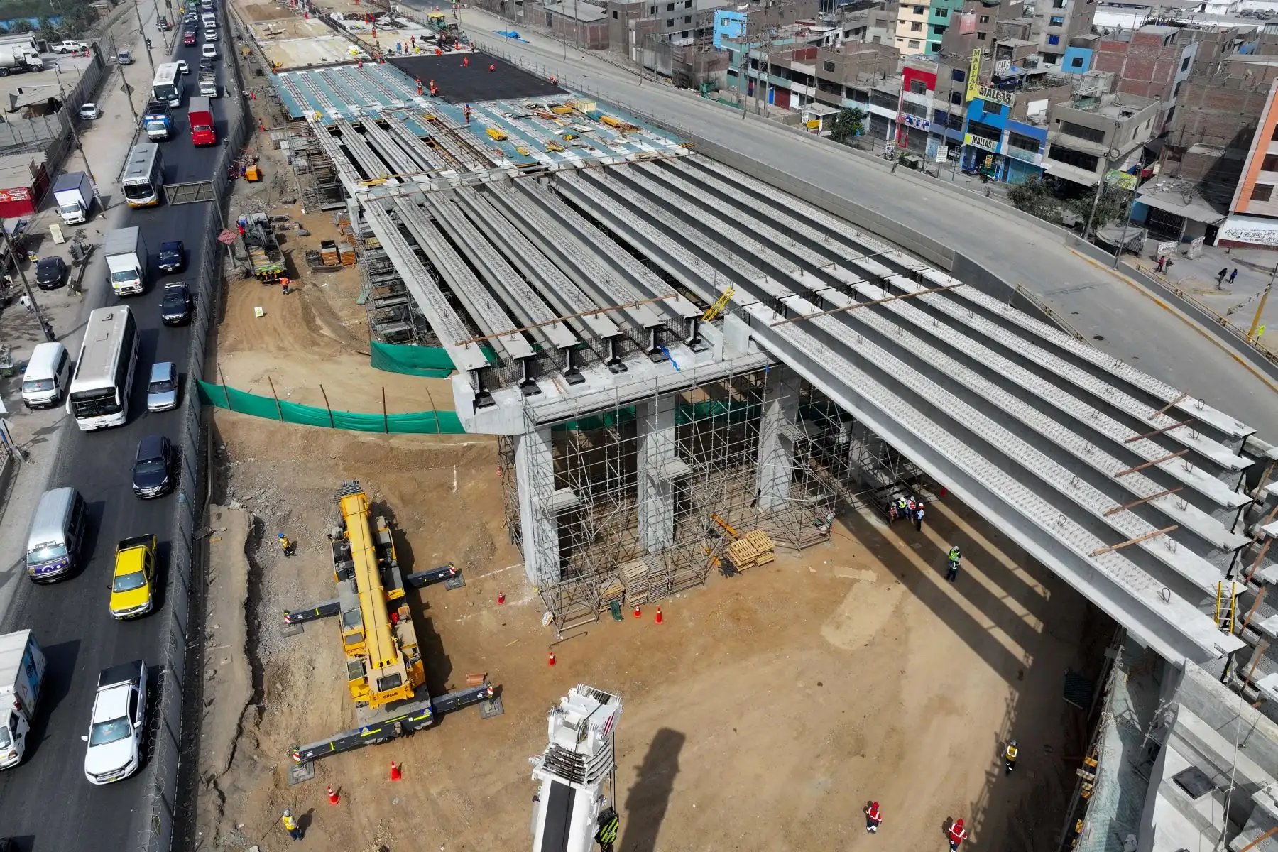 Actualmente se continúa con la instalación de 168 vigas longitudinales en el bypass Las Torres, estructura que dará forma al viaducto de 1.4 kilómetros con el cual se espera aliviar la congestión vehicular en los accesos a Huachipa, Carapongo, la autopista Ramiro Prialé y la Carretera Central. Foto: ANDINA/Daniel Bracamonte Actualmente se continúa con la instalación de 168 vigas longitudinales en el bypass Las Torres, estructura que dará forma al viaducto de 1.4 kilómetros con el cual se espera aliviar la congestión vehicular en los accesos a Huachipa, Carapongo, la autopista Ramiro Prialé y la Carretera Central. Foto: ANDINA/Daniel Bracamonte