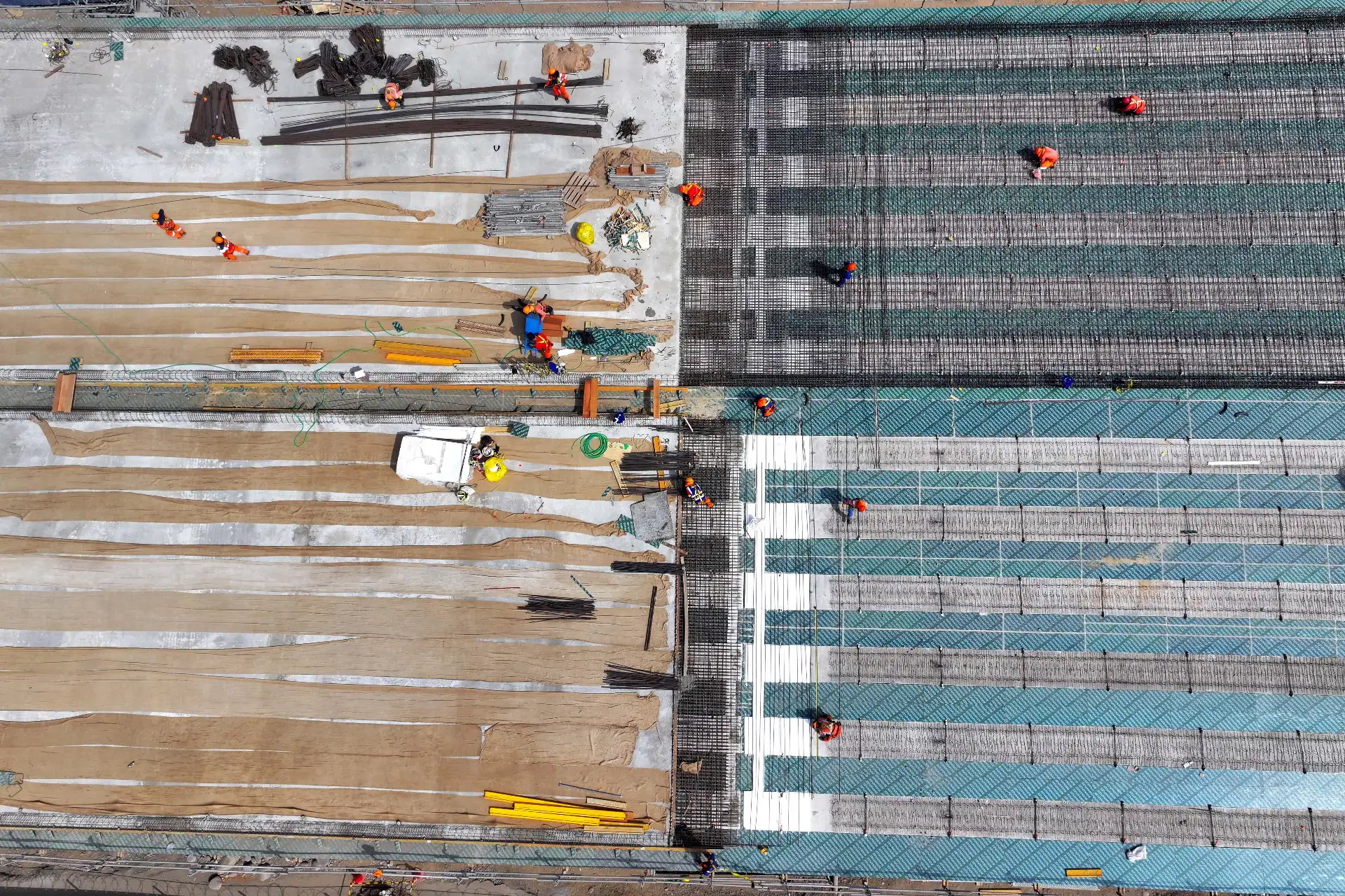 De manera paralela, se avanza en la conformación de las pistas de concreto del bypass Las Torres, que se ubican sobre las vigas del puente, por donde circularán los vehículos en tres carriles por sentido. Hasta el momento se han vaciado dos pistas de un total de 28. Foto: ANDINA/Daniel Bracamonte De manera paralela, se avanza en la conformación de las pistas de concreto del bypass Las Torres, que se ubican sobre las vigas del puente, por donde circularán los vehículos en tres carriles por sentido. Hasta el momento se han vaciado dos pistas de un total de 28. Foto: ANDINA/Daniel Bracamonte