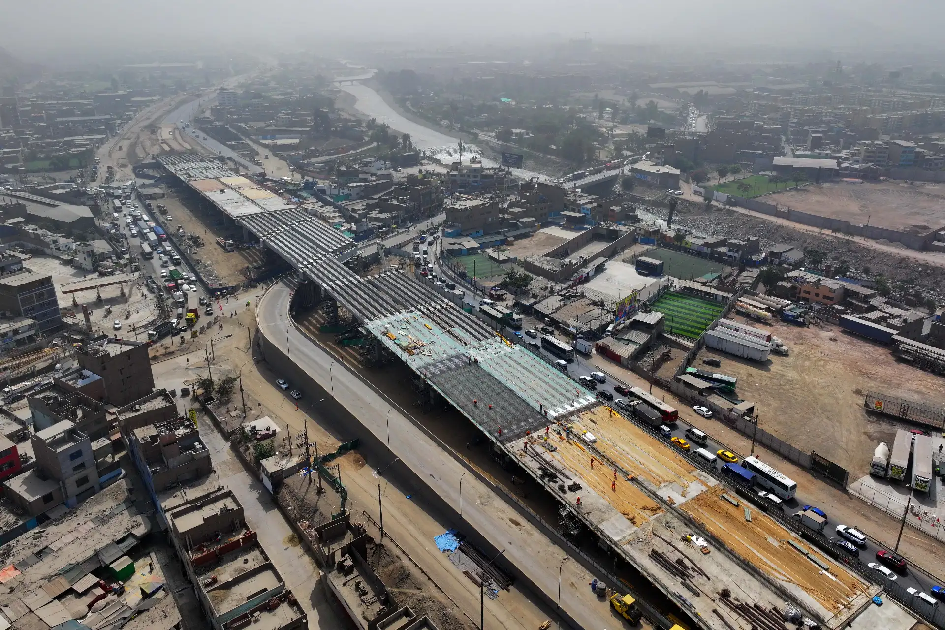 De manera paralela, se avanza en la conformación de las pistas de concreto del bypass Las Torres, que se ubican sobre las vigas del puente, por donde circularán los vehículos en tres carriles por sentido. Hasta el momento se han vaciado dos pistas de un total de 28. Foto: ANDINA/Daniel Bracamonte De manera paralela, se avanza en la conformación de las pistas de concreto del bypass Las Torres, que se ubican sobre las vigas del puente, por donde circularán los vehículos en tres carriles por sentido. Hasta el momento se han vaciado dos pistas de un total de 28. Foto: ANDINA/Daniel Bracamonte