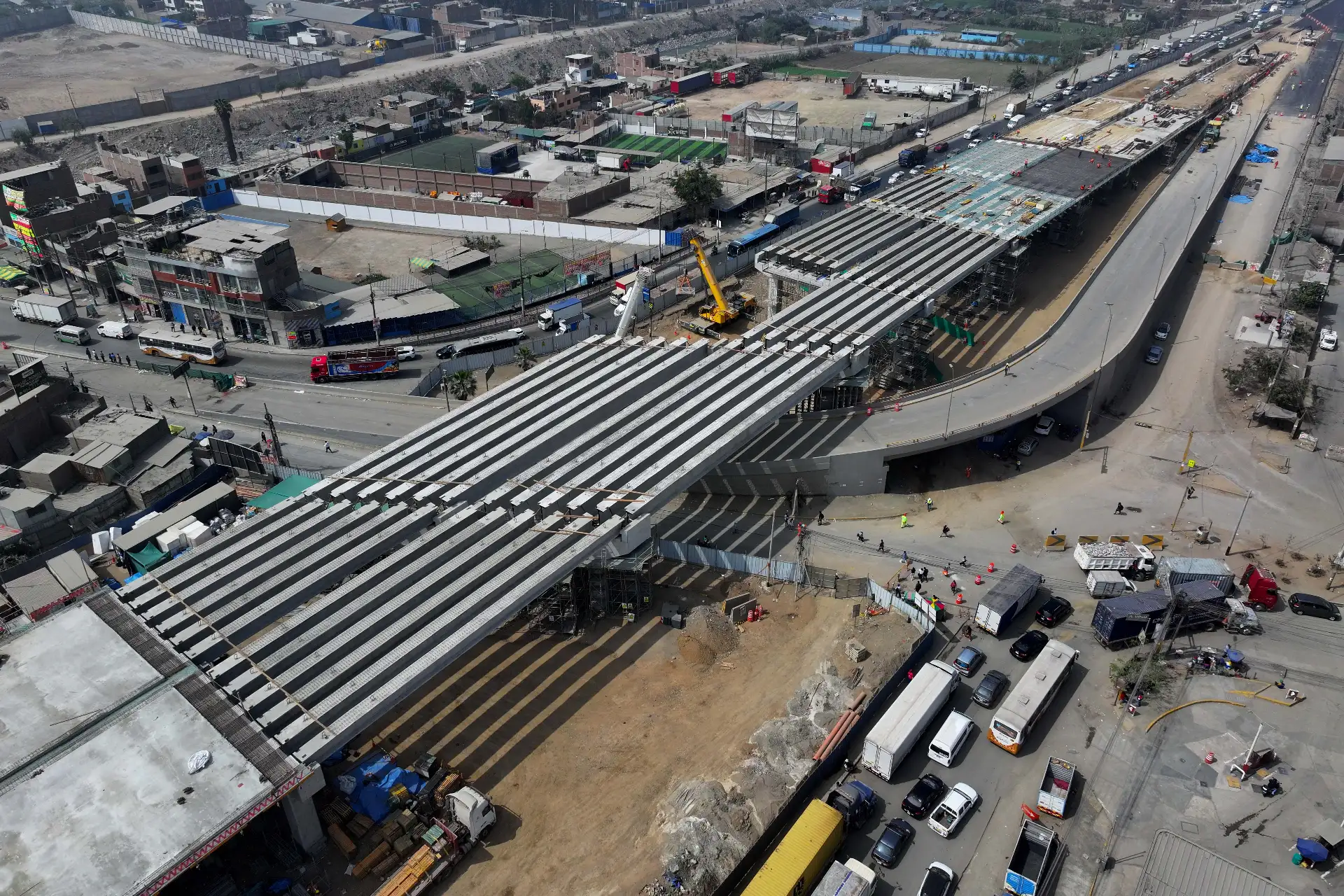 El bypass Las Torres, ubicado en el cruce de las avenidas Ramiro Prialé y Las Torres, que busca agilizar el tránsito de Lima a Lurigancho-Chosica, ya alcanzó el 75% de avance de obras, tras concluir la colocación de 53 pilares de concreto y dos estribos, según informó la Municipalidad de Lima. Foto: ANDINA/Daniel Bracamonte El bypass Las Torres, ubicado en el cruce de las avenidas Ramiro Prialé y Las Torres, que busca agilizar el tránsito de Lima a Lurigancho-Chosica, ya alcanzó el 75% de avance de obras, tras concluir la colocación de 53 pilares de concreto y dos estribos, según informó la Municipalidad de Lima. Foto: ANDINA/Daniel Bracamonte