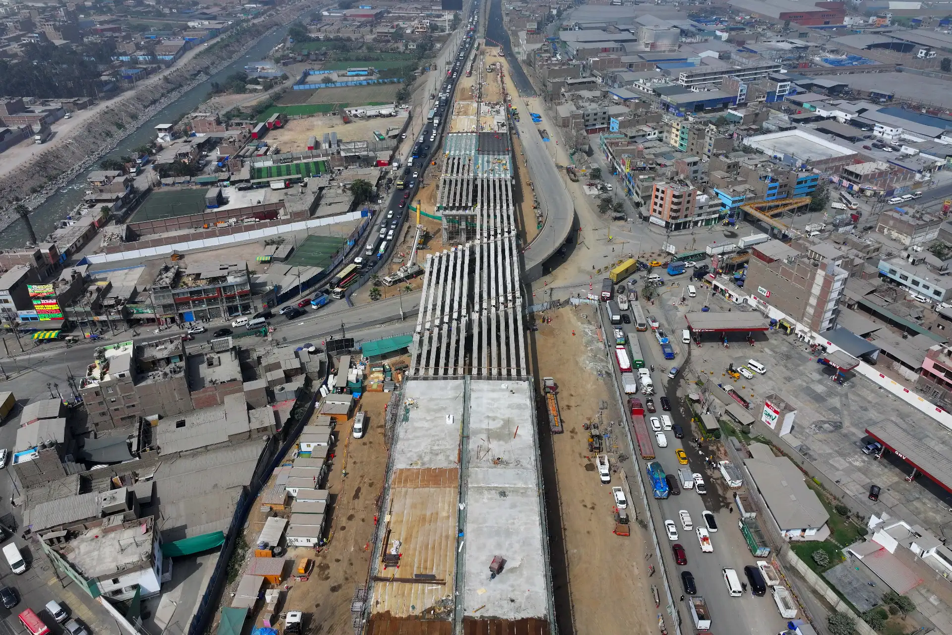 De manera paralela, se avanza en la conformación de las pistas de concreto del bypass Las Torres, que se ubican sobre las vigas del puente, por donde circularán los vehículos en tres carriles por sentido. Hasta el momento se han vaciado dos pistas de un total de 28. Foto: ANDINA/Daniel Bracamonte De manera paralela, se avanza en la conformación de las pistas de concreto del bypass Las Torres, que se ubican sobre las vigas del puente, por donde circularán los vehículos en tres carriles por sentido. Hasta el momento se han vaciado dos pistas de un total de 28. Foto: ANDINA/Daniel Bracamonte